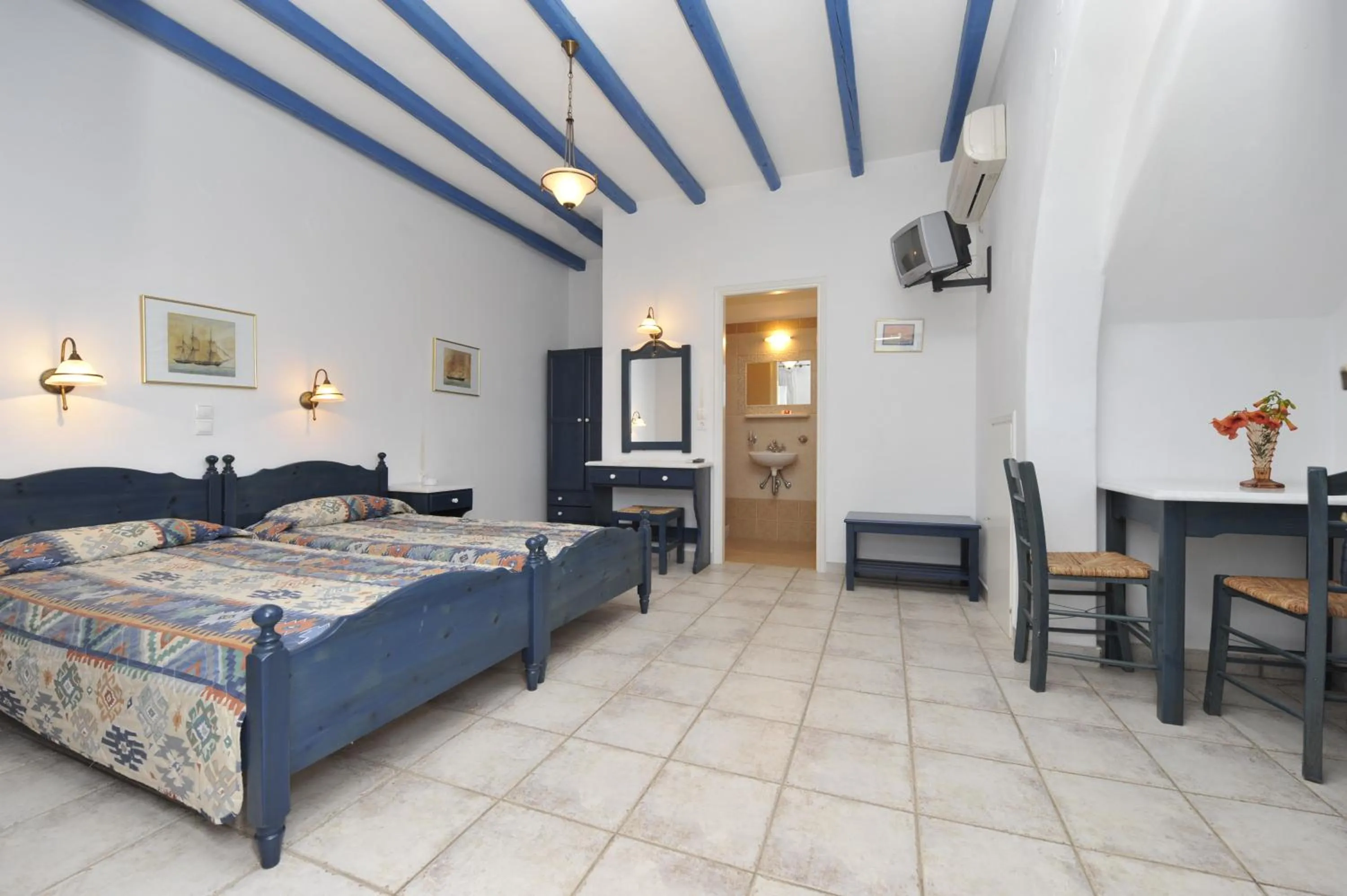 Bed in George's beach studios Aliki Paros