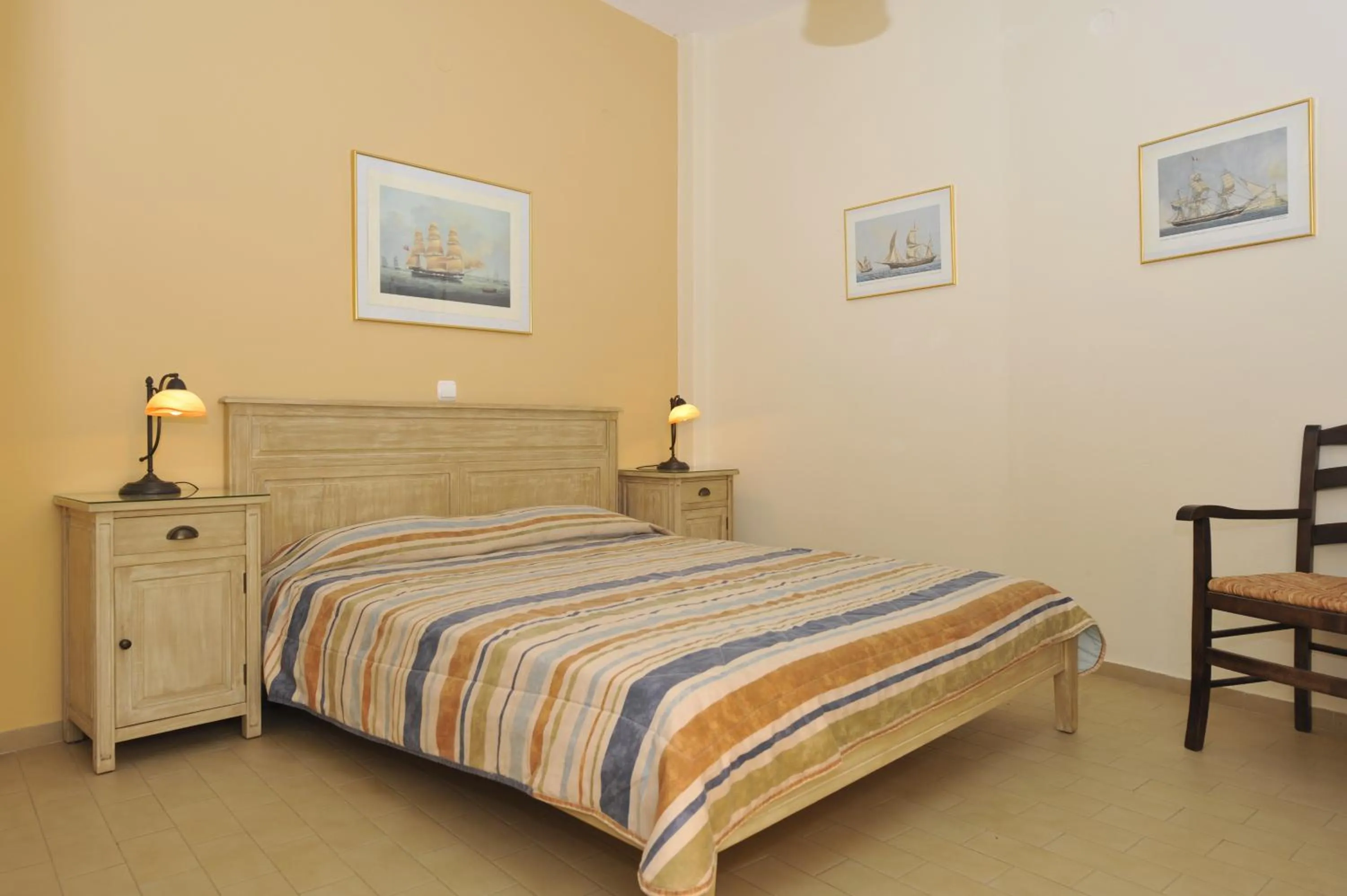 Bed in George's beach studios Aliki Paros
