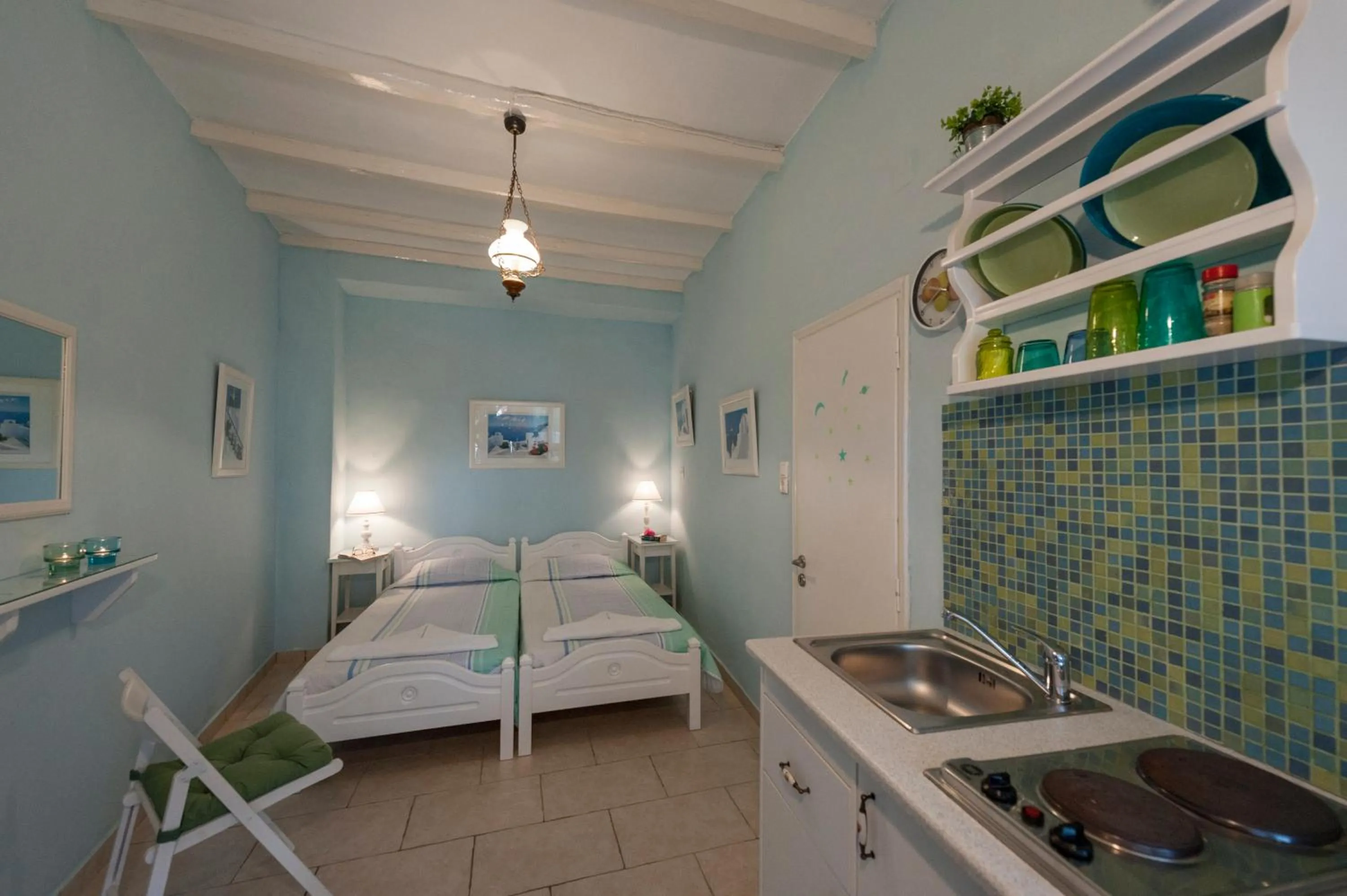 Photo of the whole room, Bed in George's beach studios Aliki Paros