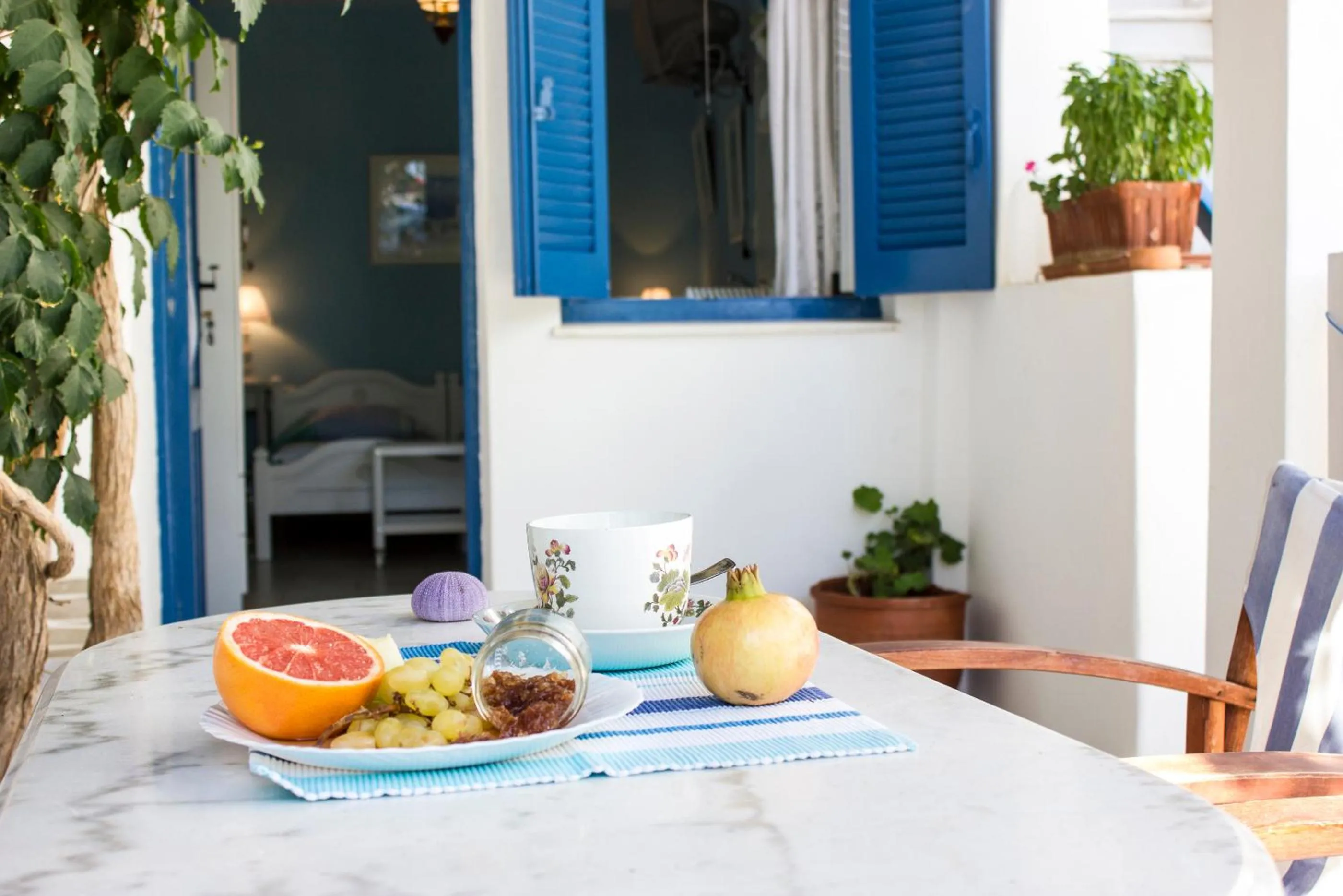 Patio in George's beach studios Aliki Paros