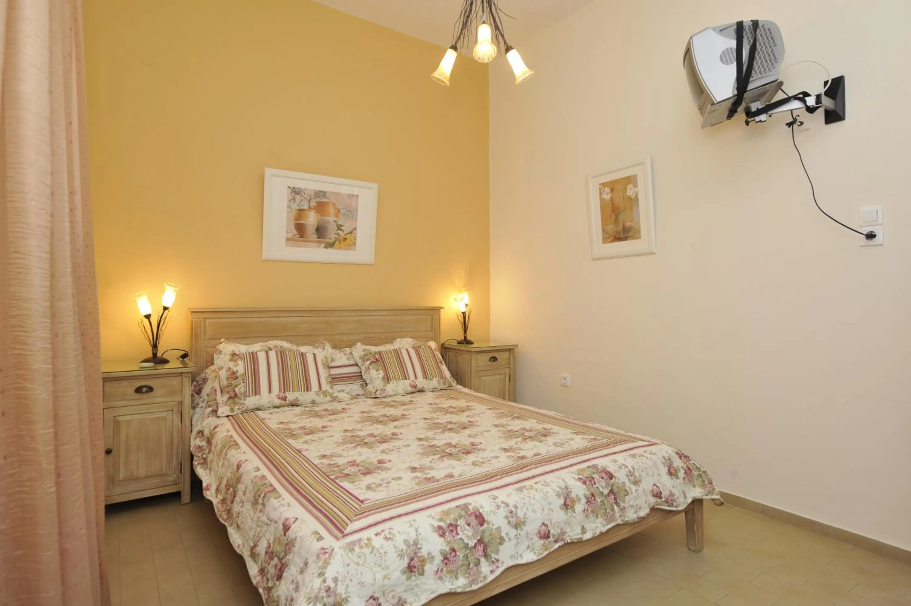 Bed in George's beach studios Aliki Paros