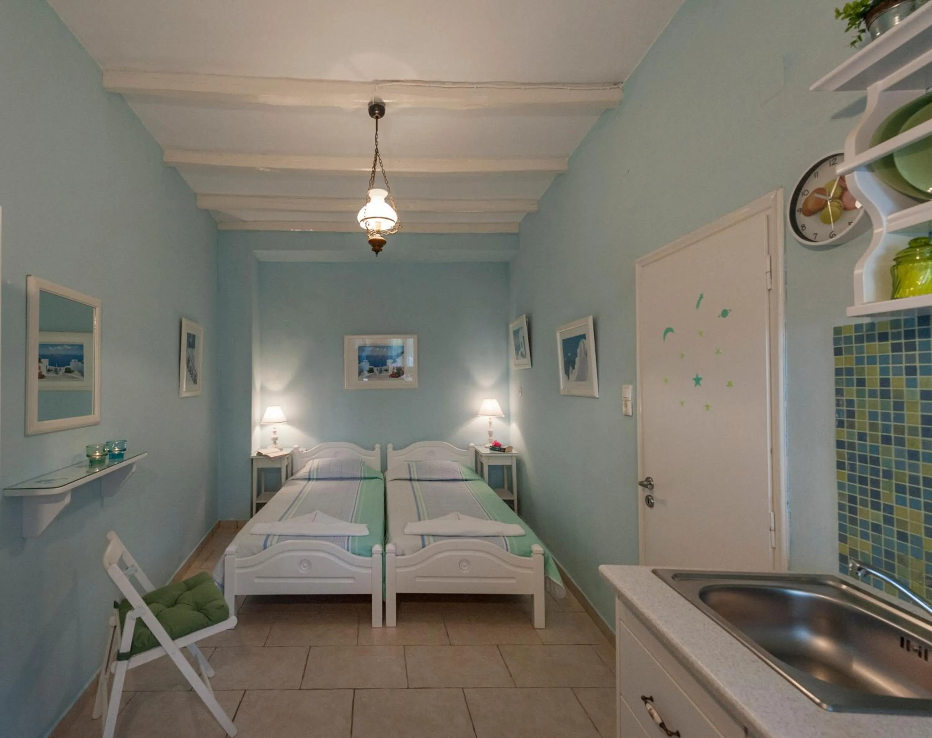 Photo of the whole room, Bed in George's beach studios Aliki Paros