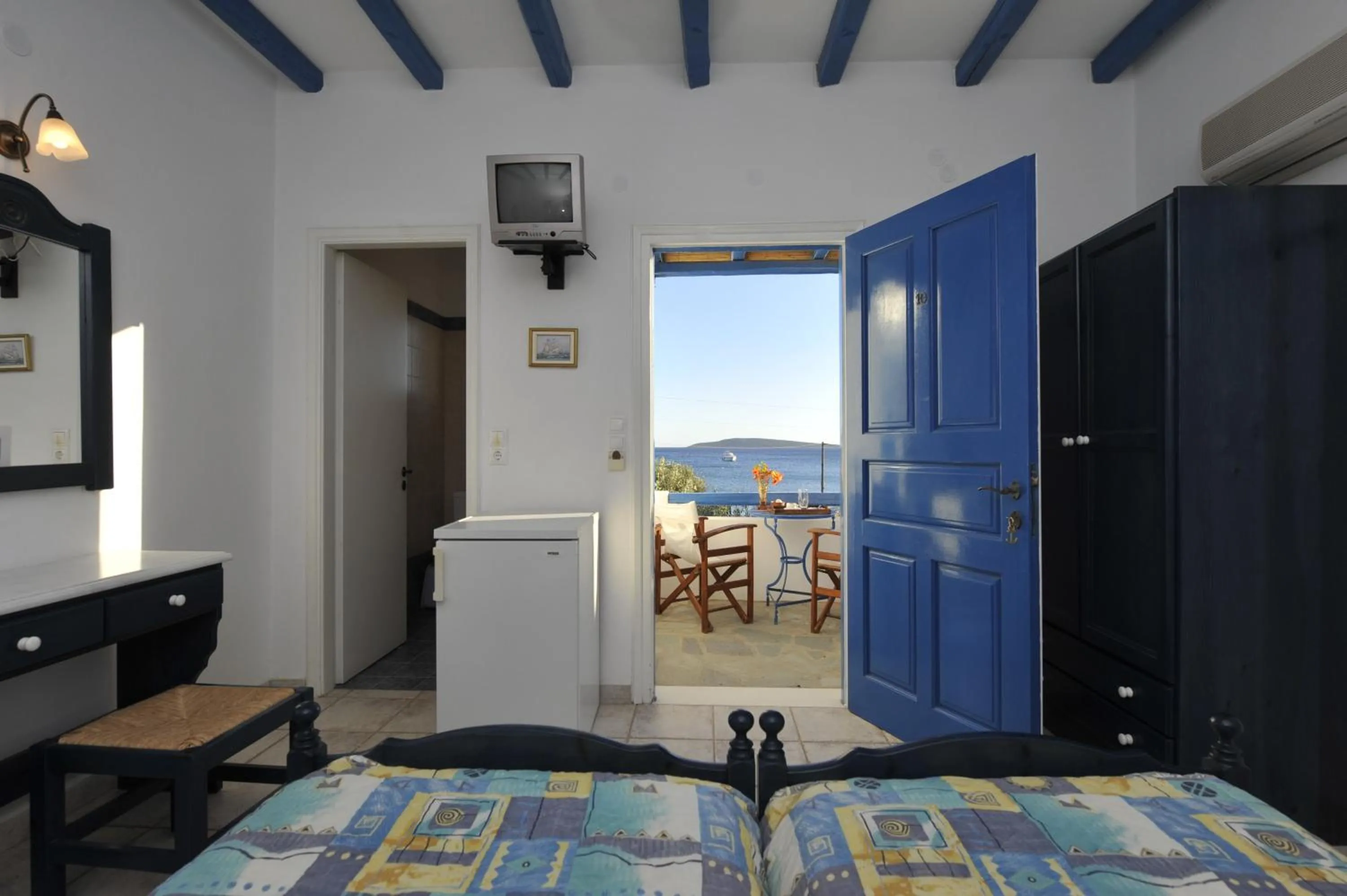 Bed in George's beach studios Aliki Paros