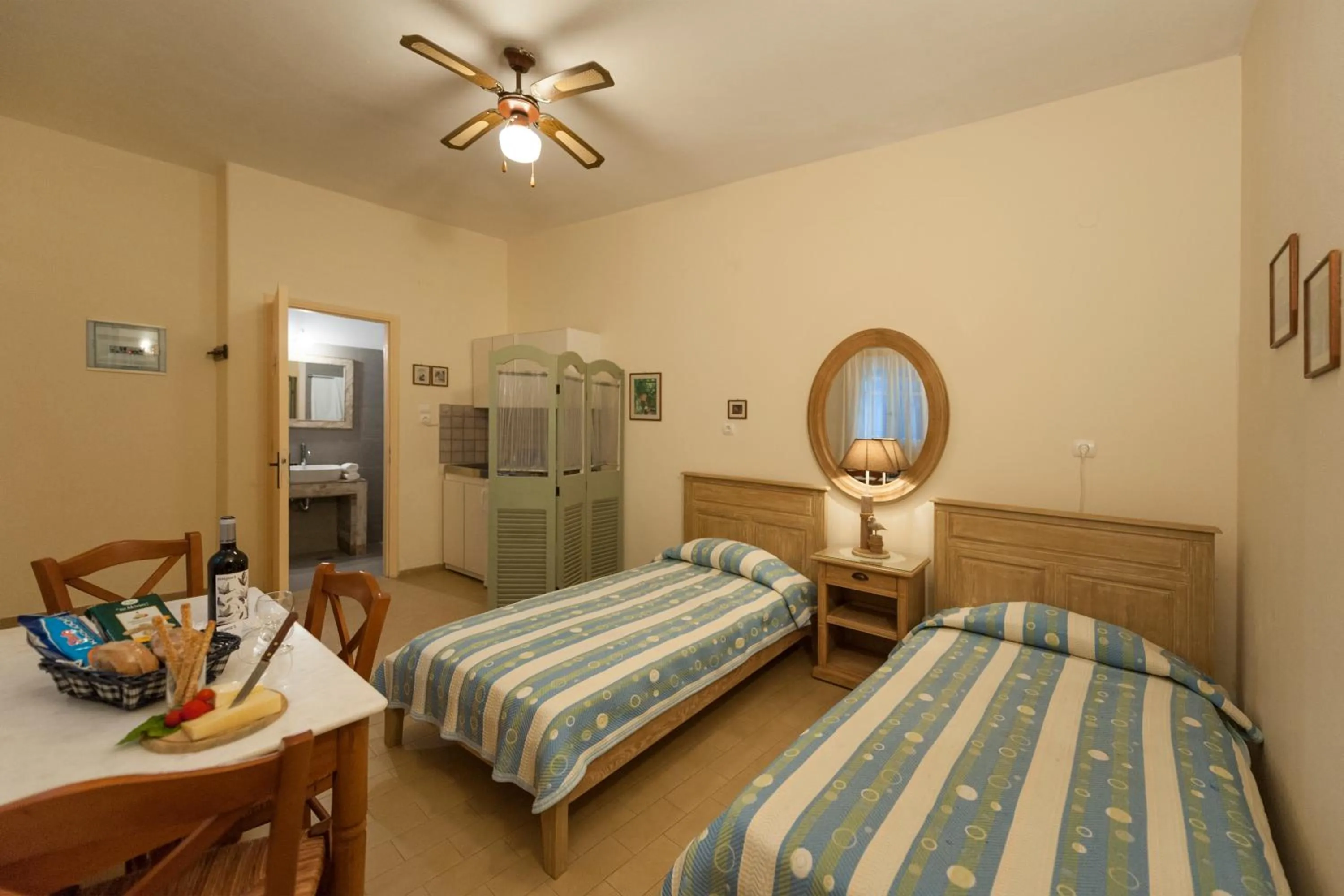 Photo of the whole room, Bed in George's beach studios Aliki Paros