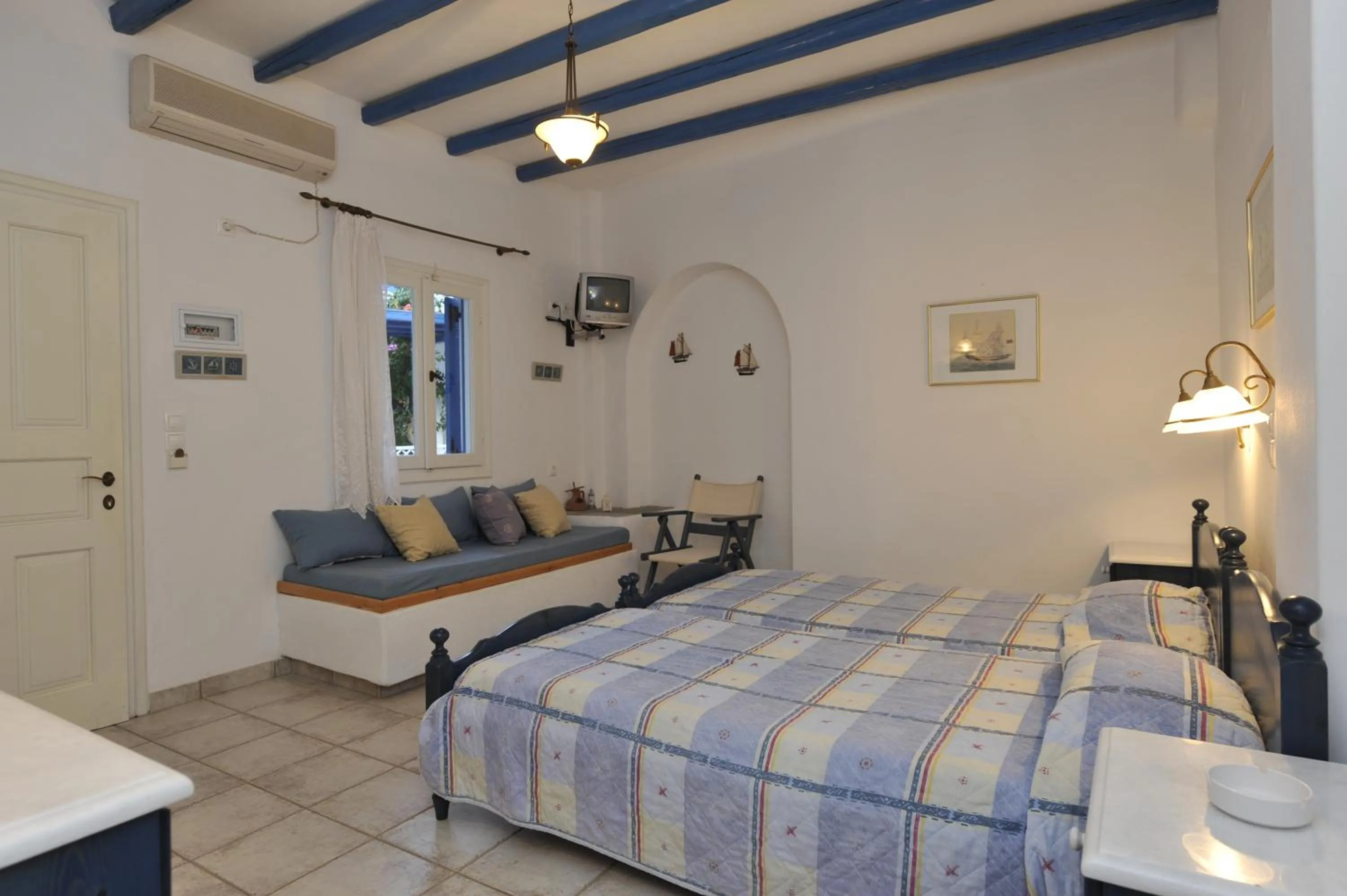Bed in George's beach studios Aliki Paros
