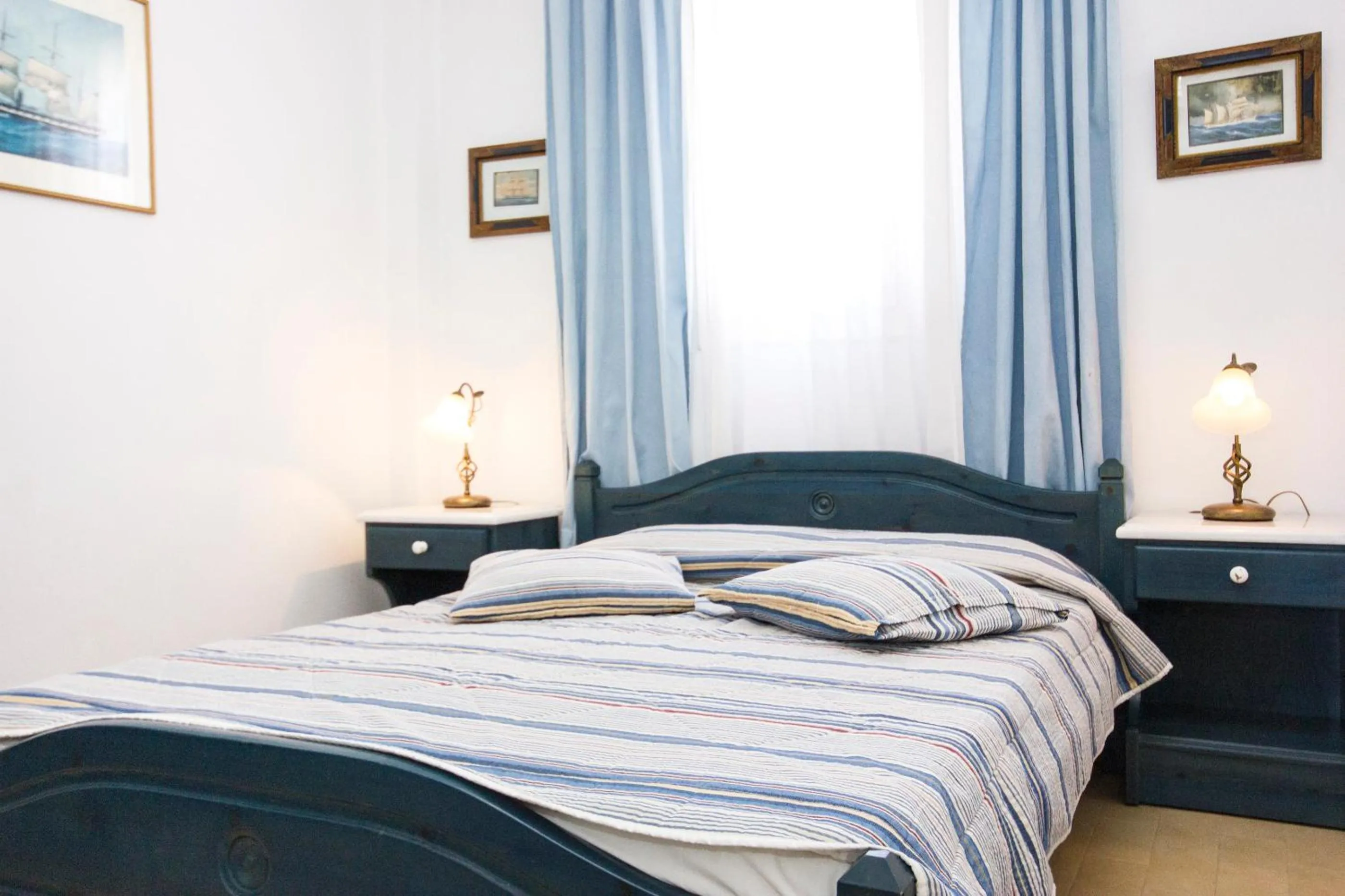Bed in George's beach studios Aliki Paros