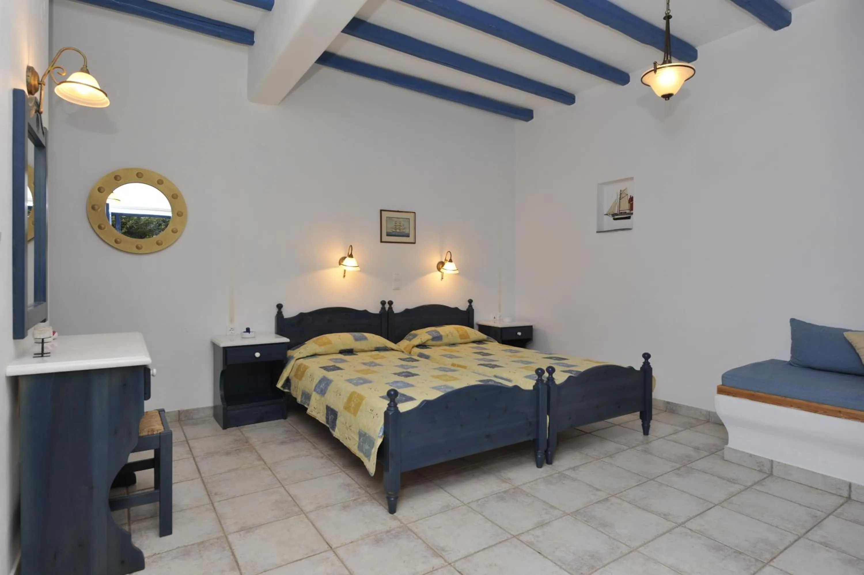 Bed in George's beach studios Aliki Paros