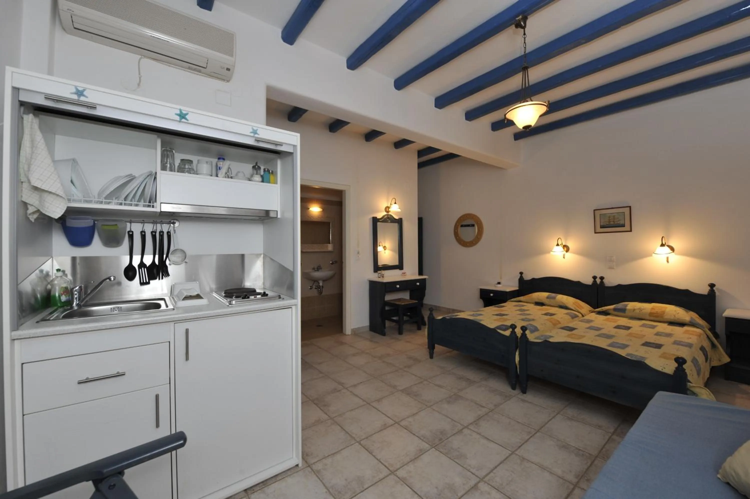 Bed in George's beach studios Aliki Paros