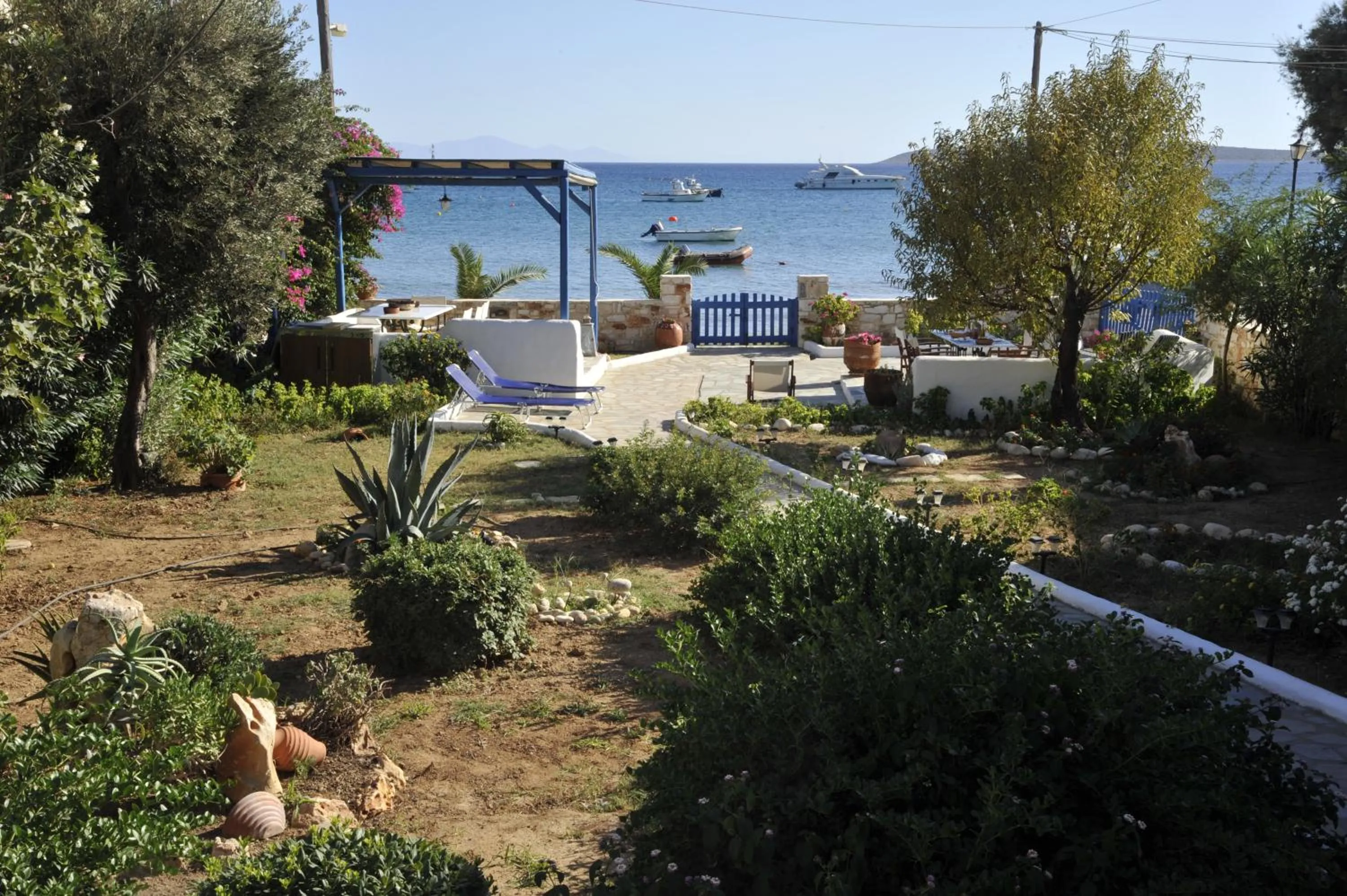 George's beach studios Aliki Paros