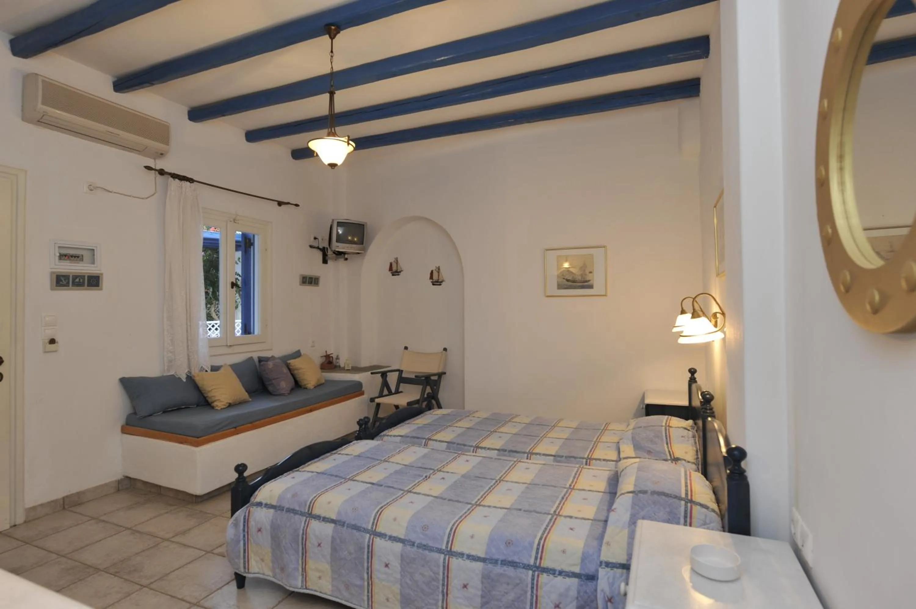 Photo of the whole room, Bed in George's beach studios Aliki Paros
