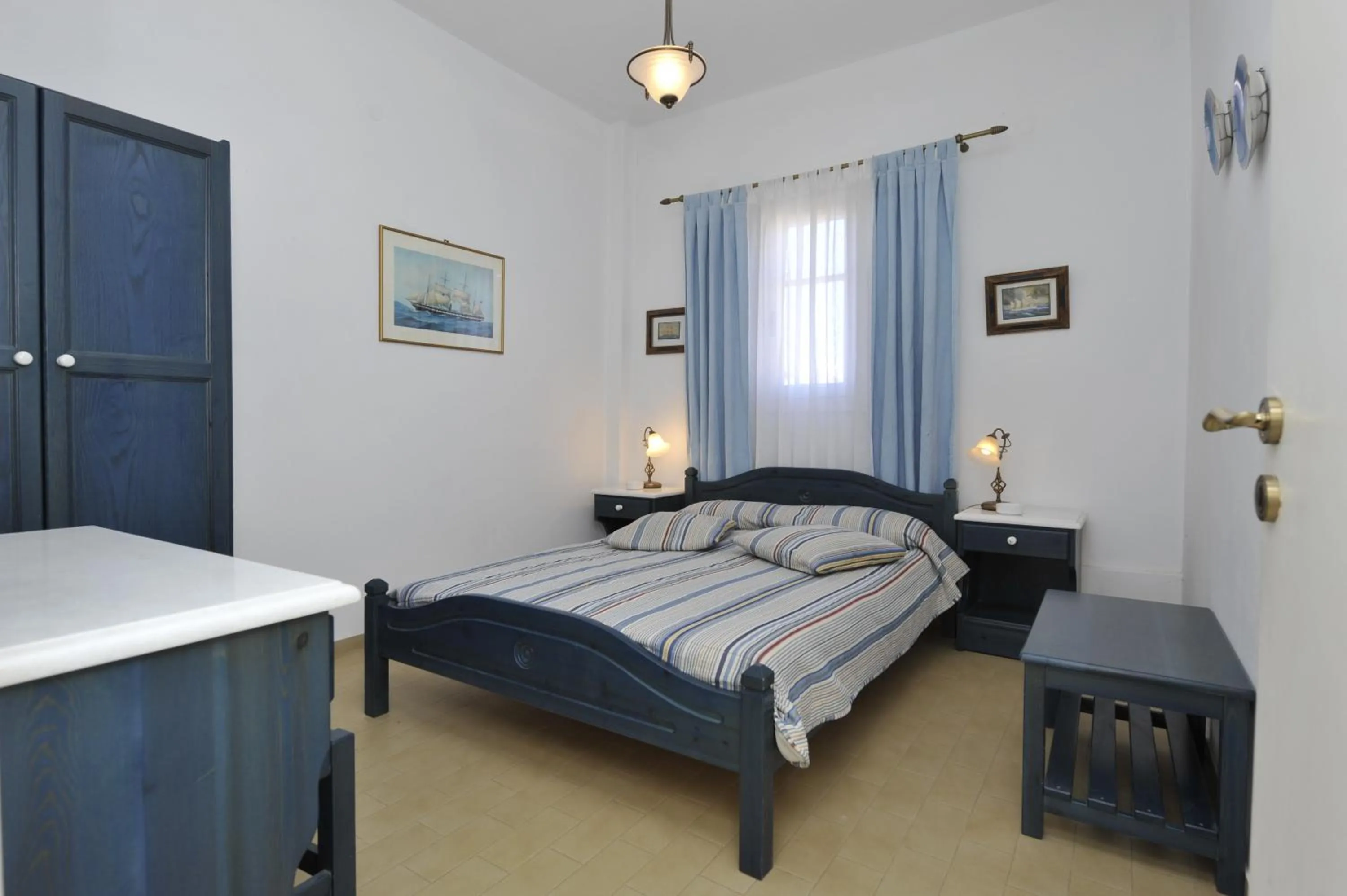 Bed in George's beach studios Aliki Paros