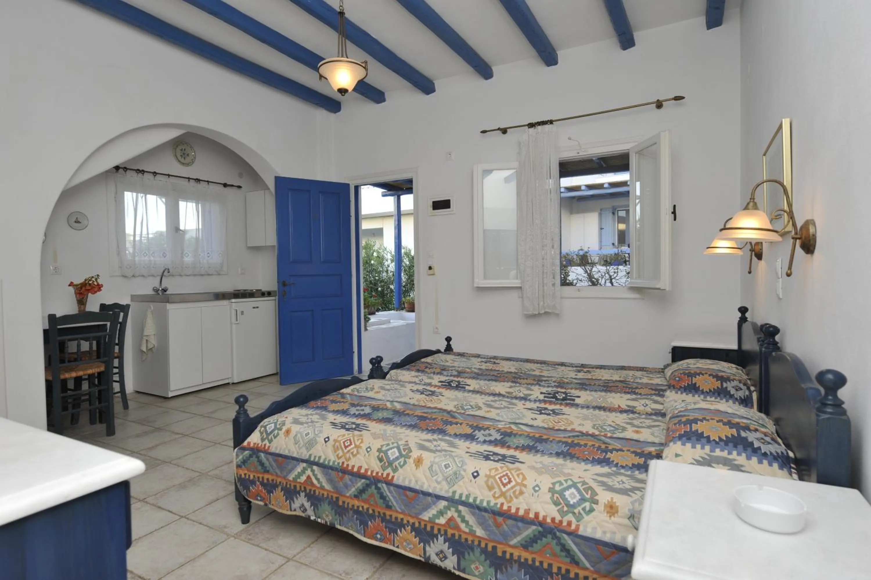 Bed in George's beach studios Aliki Paros