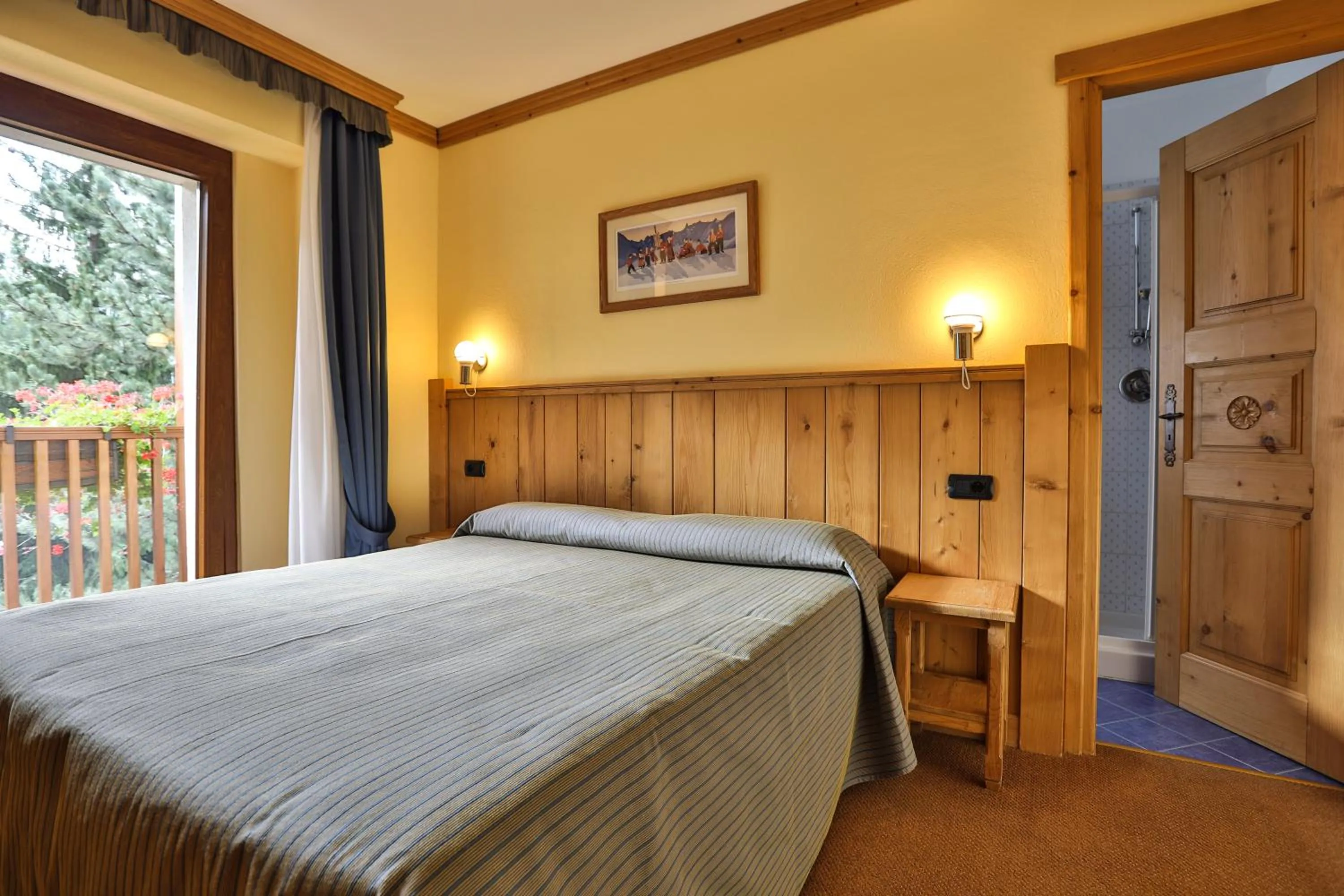 Bedroom, Bed in Hotel Crampon