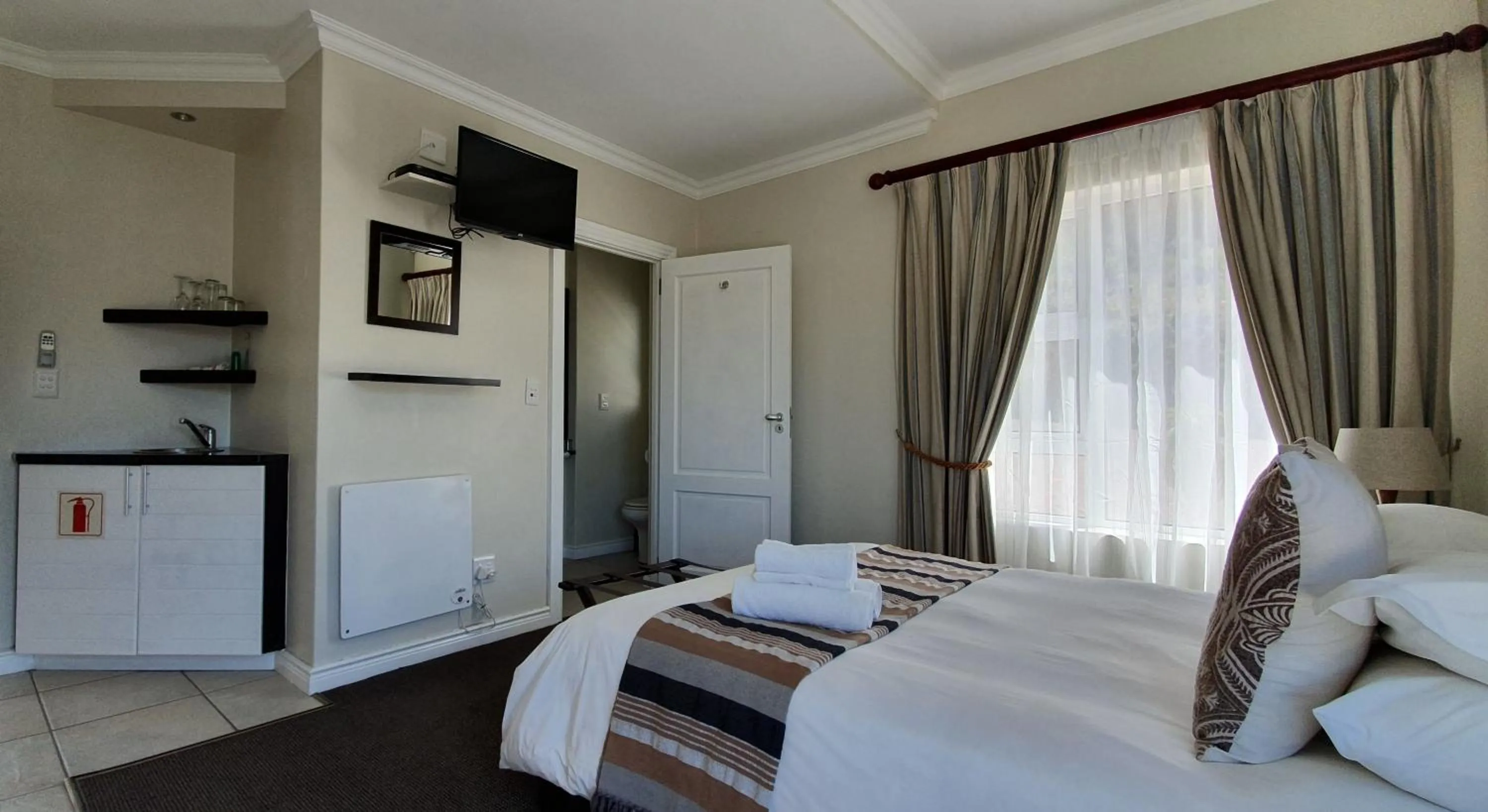 Bedroom, Bed in Brenton On The Rocks