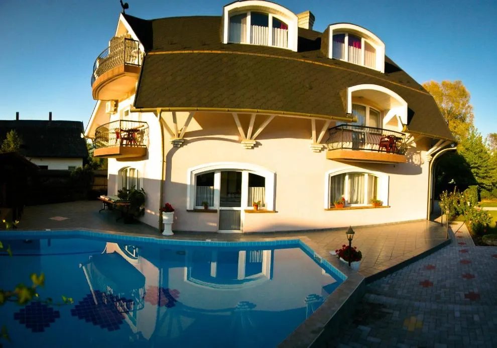 Swimming pool in Muschel Panzió