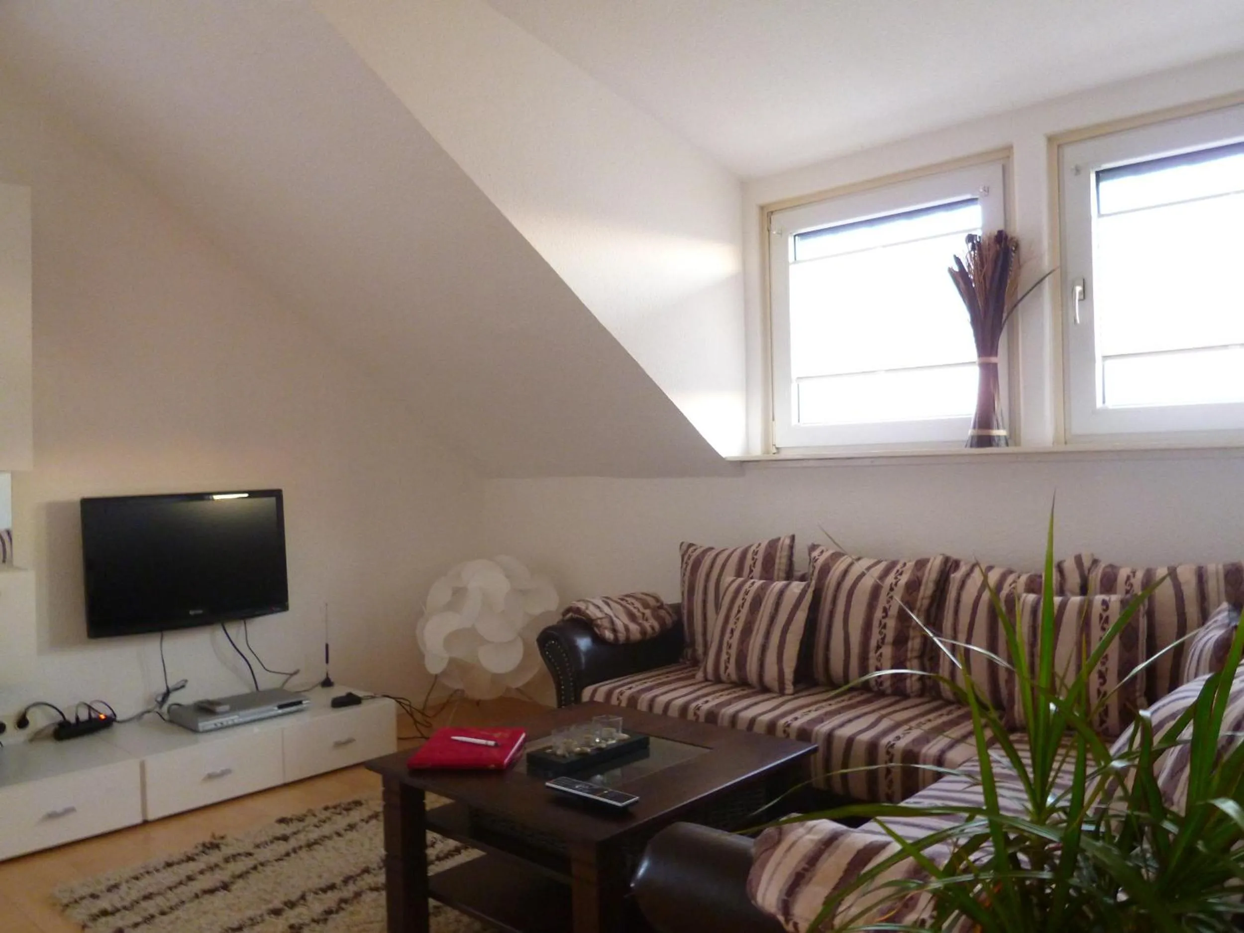 Photo of the whole room in Airport Apartment