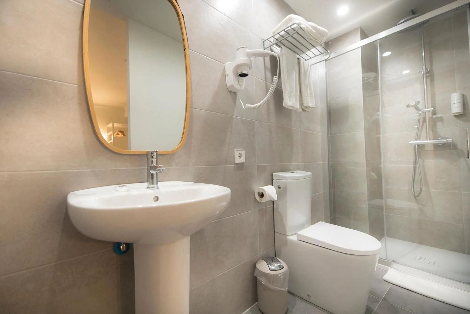 Bathroom in Apuntadores 8