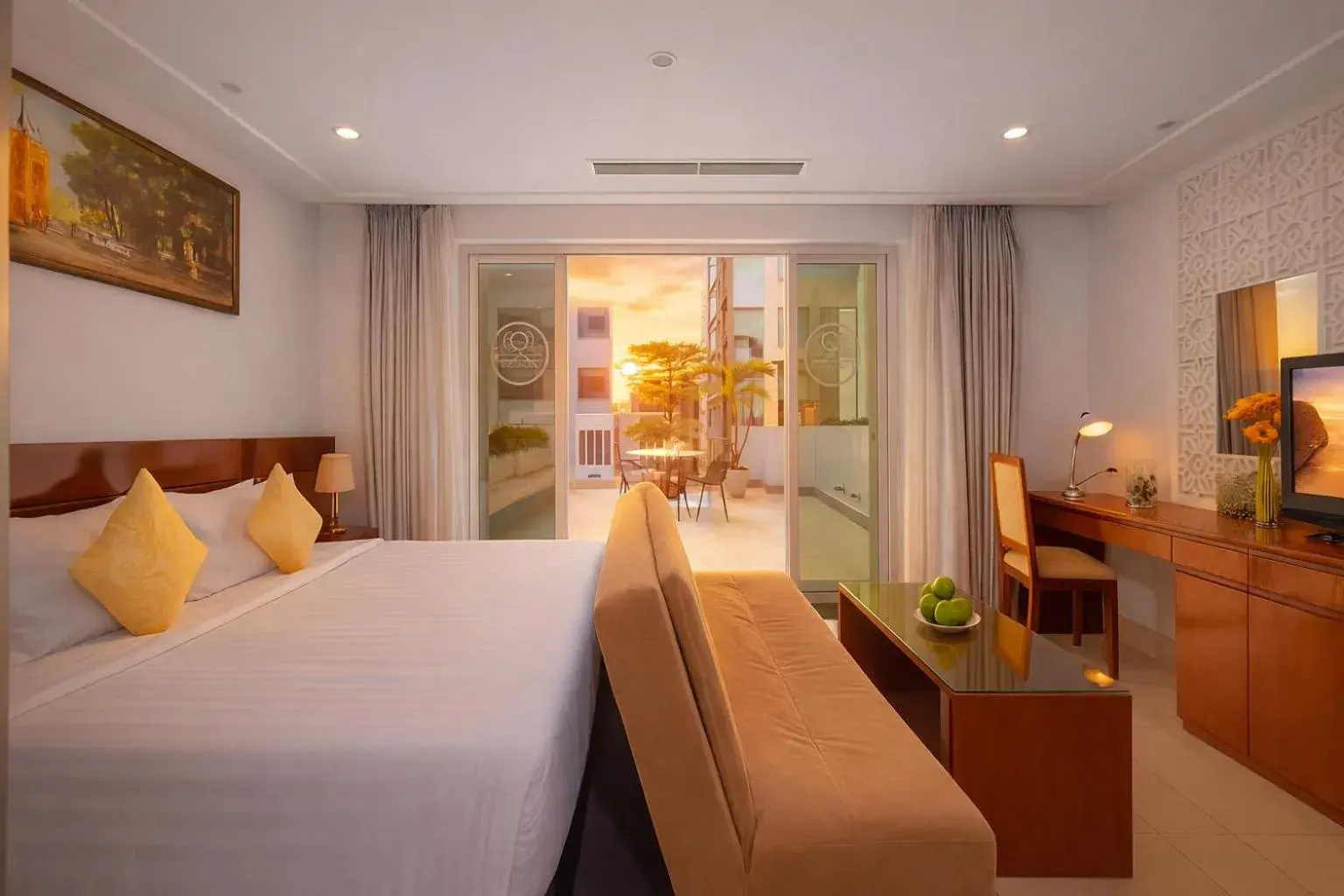 Sunset, Bed in White Lotus Hotel Saigon Sunset, Bed in White Lotus Hotel Saigon