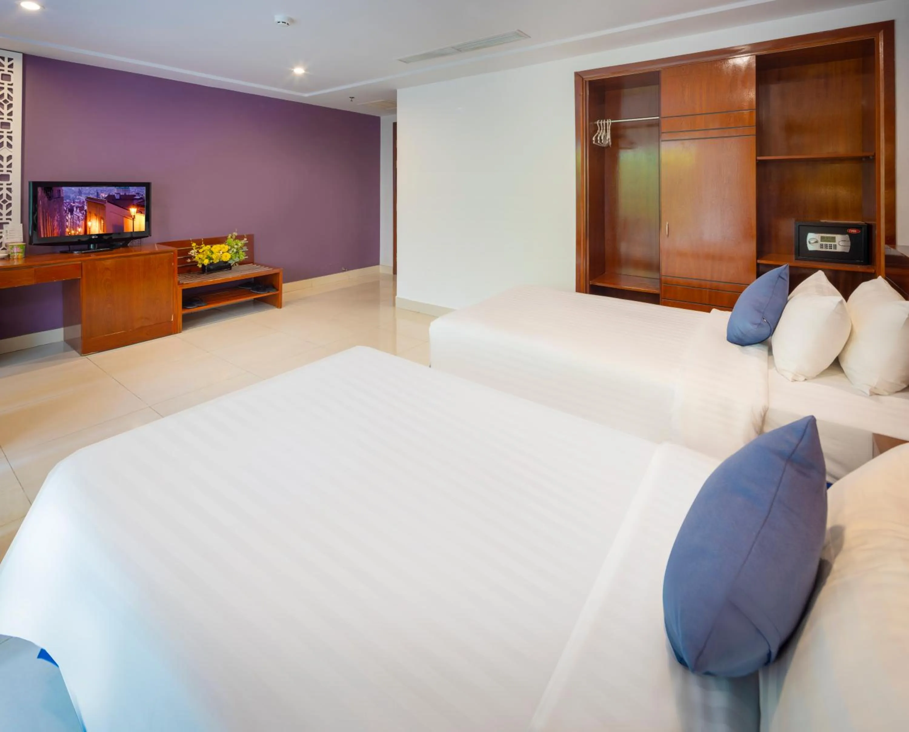 Bedroom, Bed in White Lotus Hotel Saigon