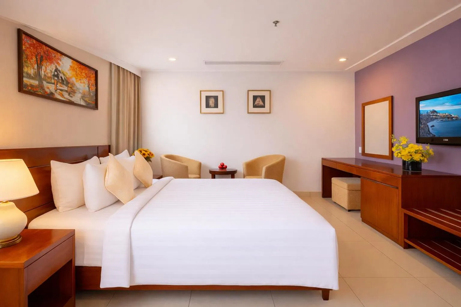 Photo of the whole room, Bed in White Lotus Hotel Saigon