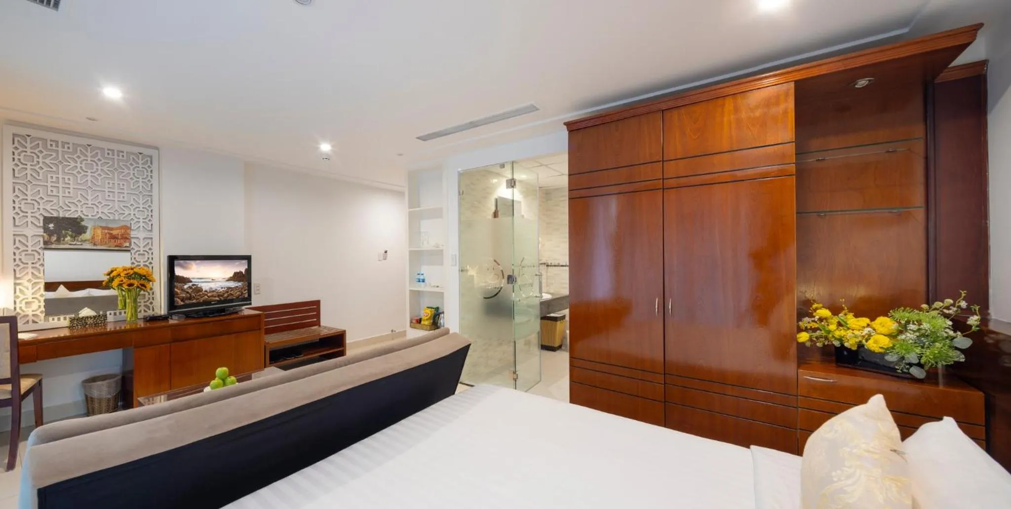 Bed in White Lotus Hotel Saigon