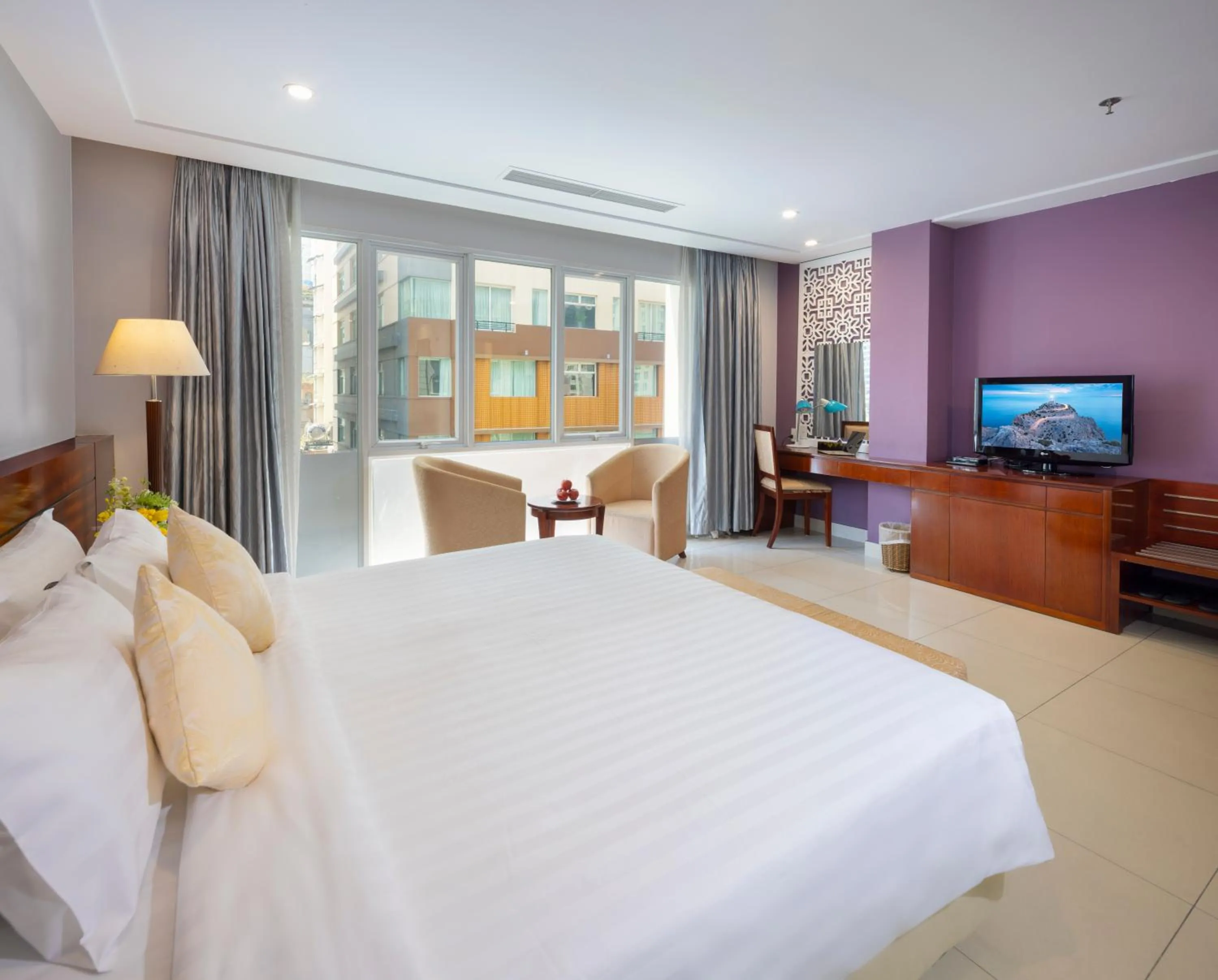 Bed in White Lotus Hotel Saigon