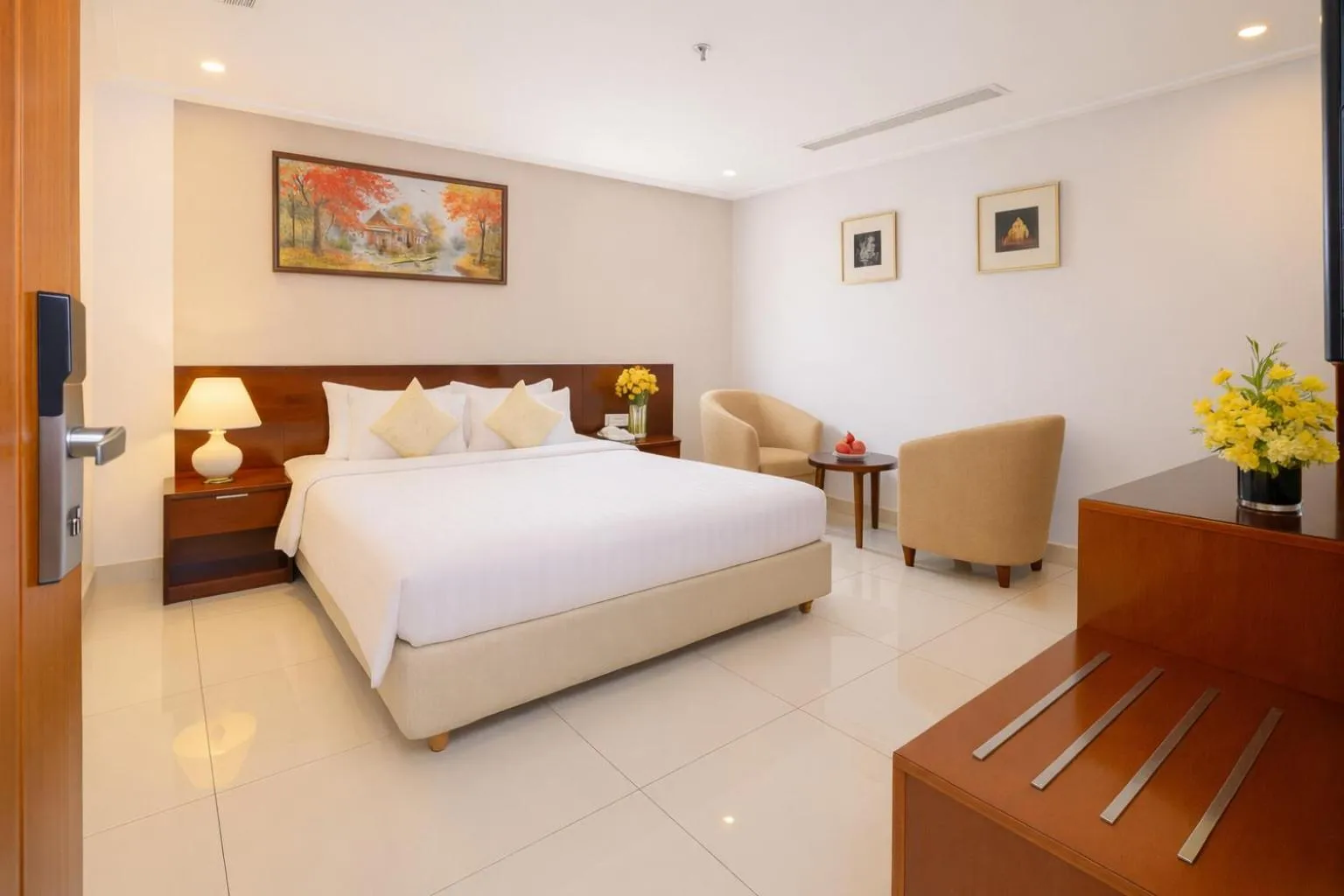 Photo of the whole room, Bed in White Lotus Hotel Saigon