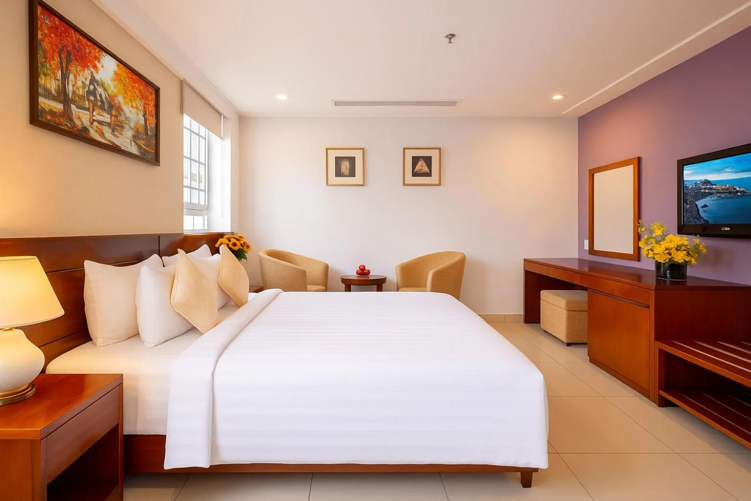 Bed in White Lotus Hotel Saigon