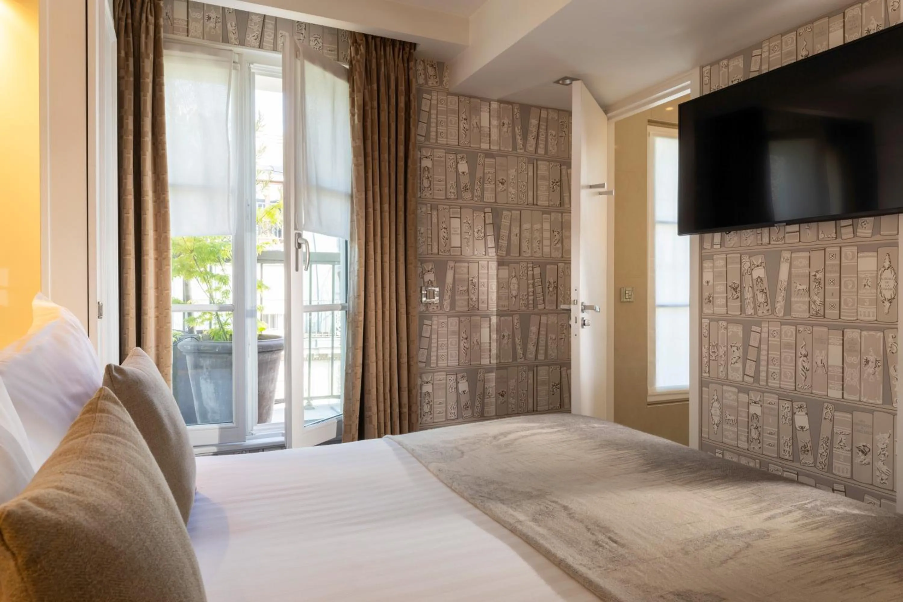 Bedroom, Bed in Hôtel Le Pradey