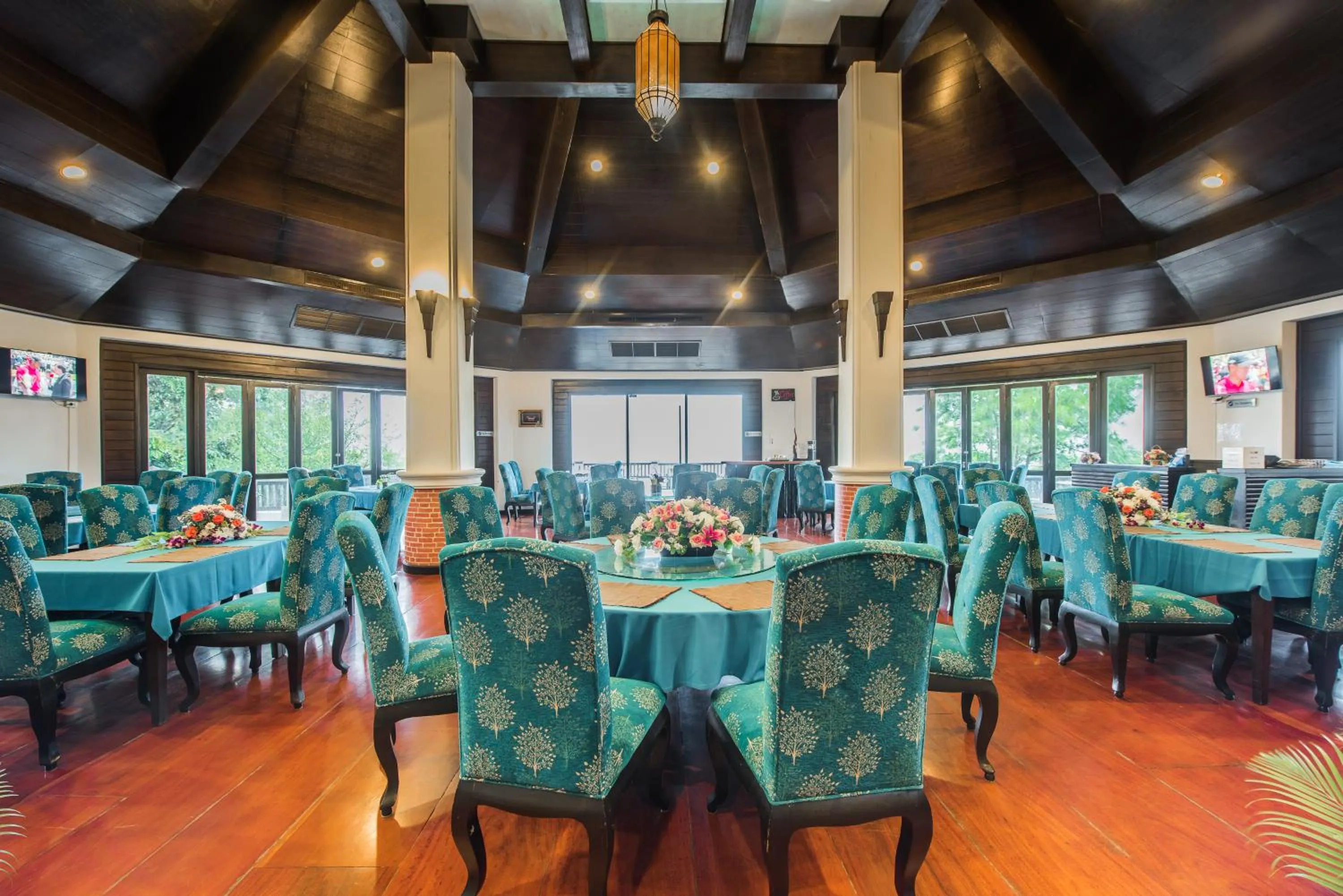 Restaurant/places to eat in Gassan Khuntan Golf & Resort