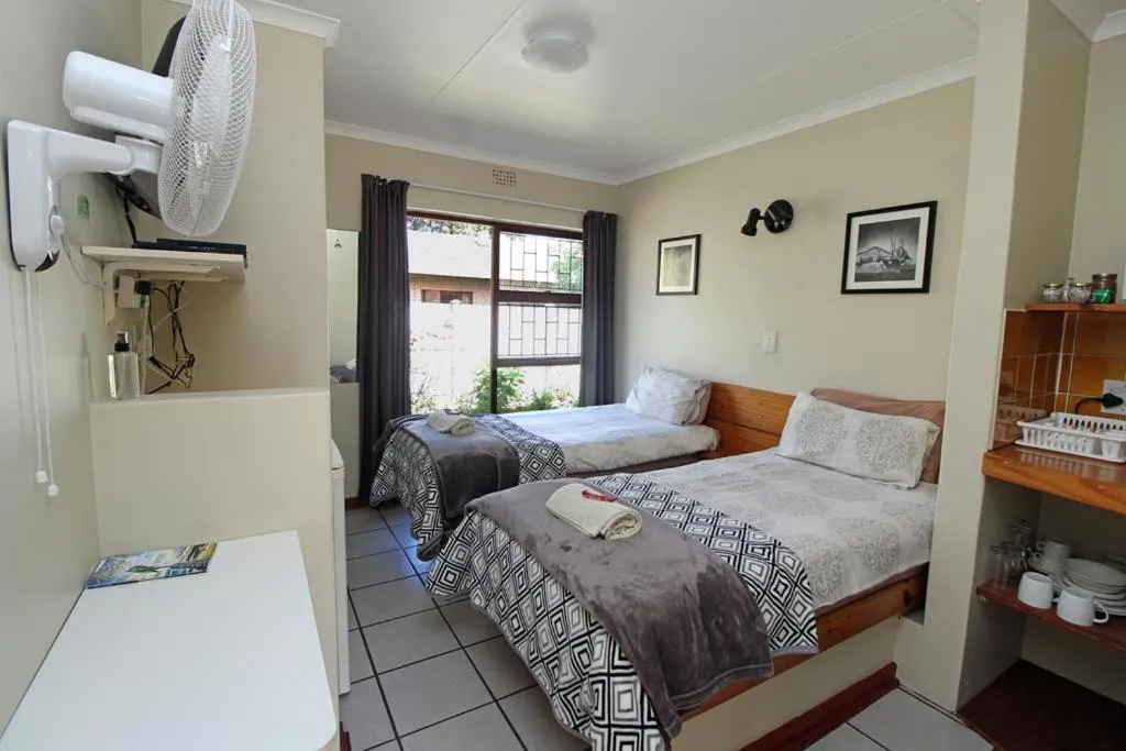 Twin Room with Bathroom in Haven on Hoopoe