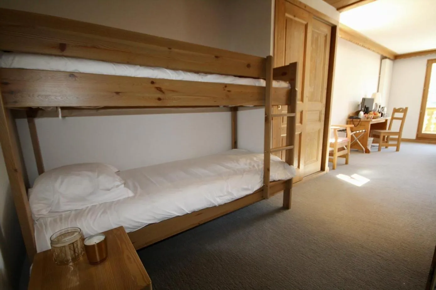 Photo of the whole room in Le Vancouver