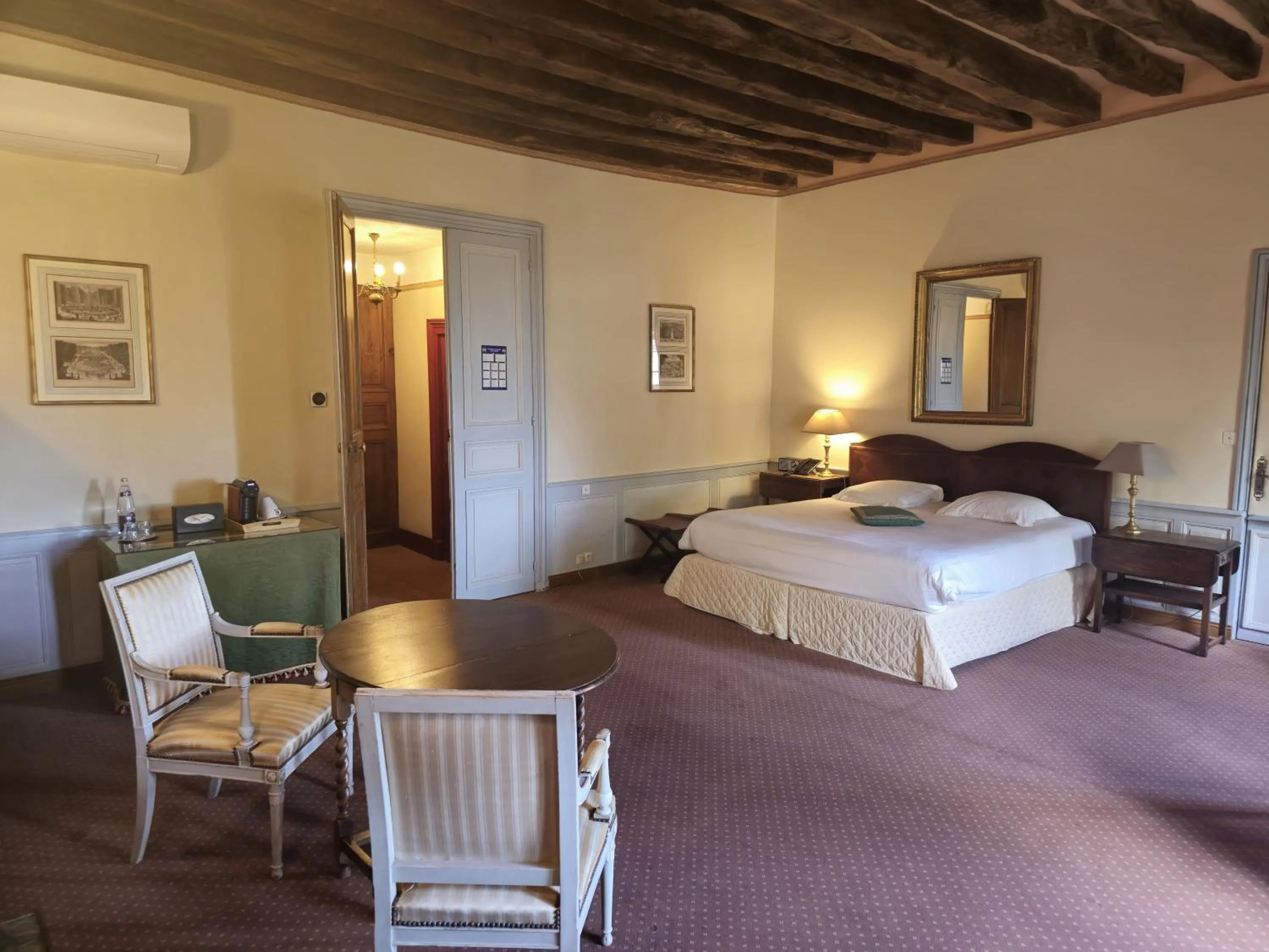 Photo of the whole room, Bed in Château de Chissay