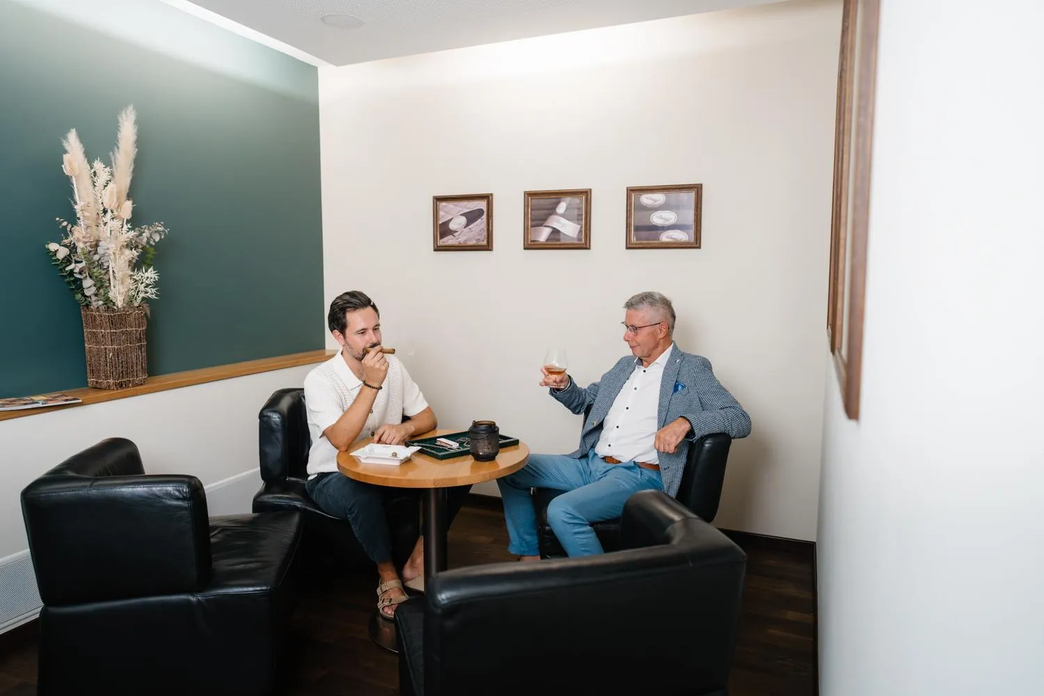 Lounge or bar in Solbadhotel Sigriswil