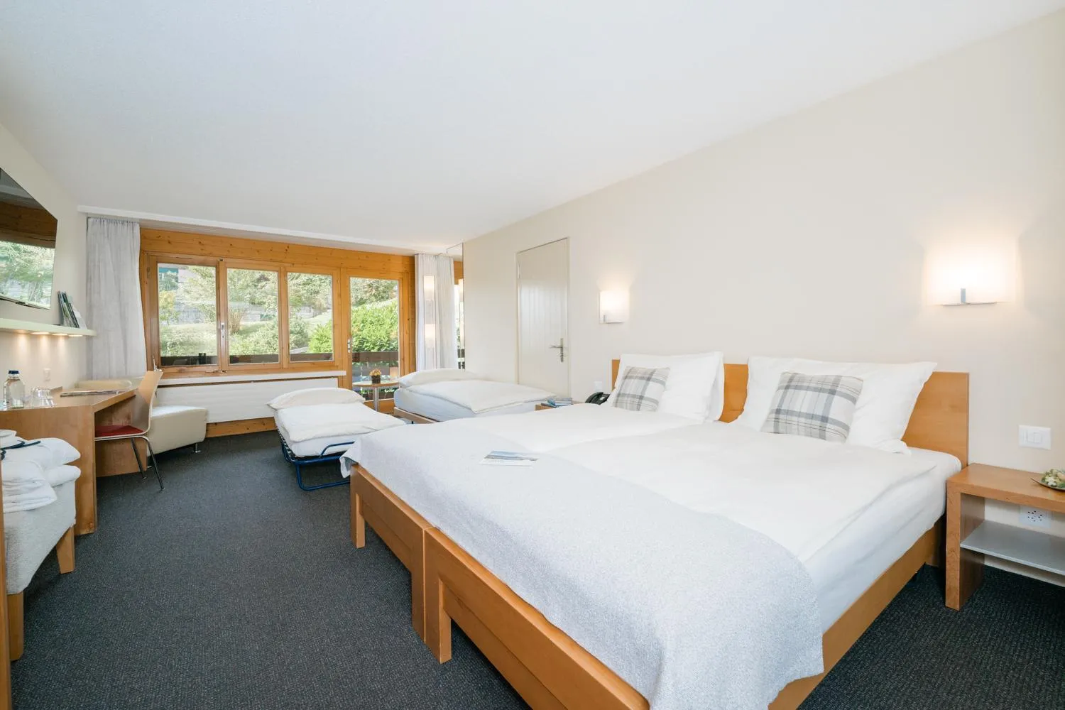 Bedroom, Bed in Solbadhotel Sigriswil