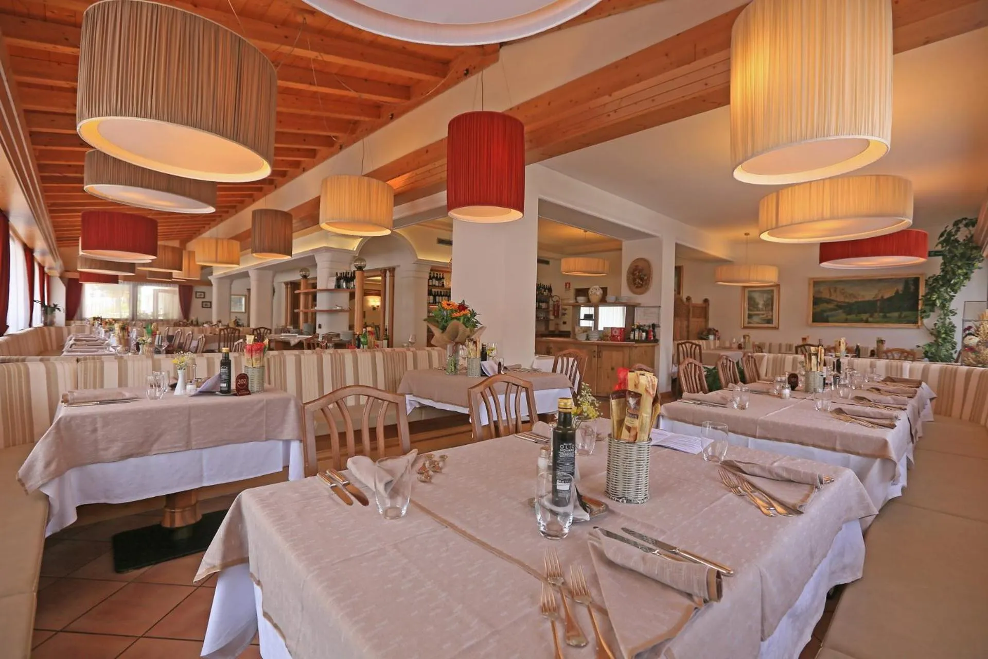 Restaurant/places to eat in Hotel Astoria