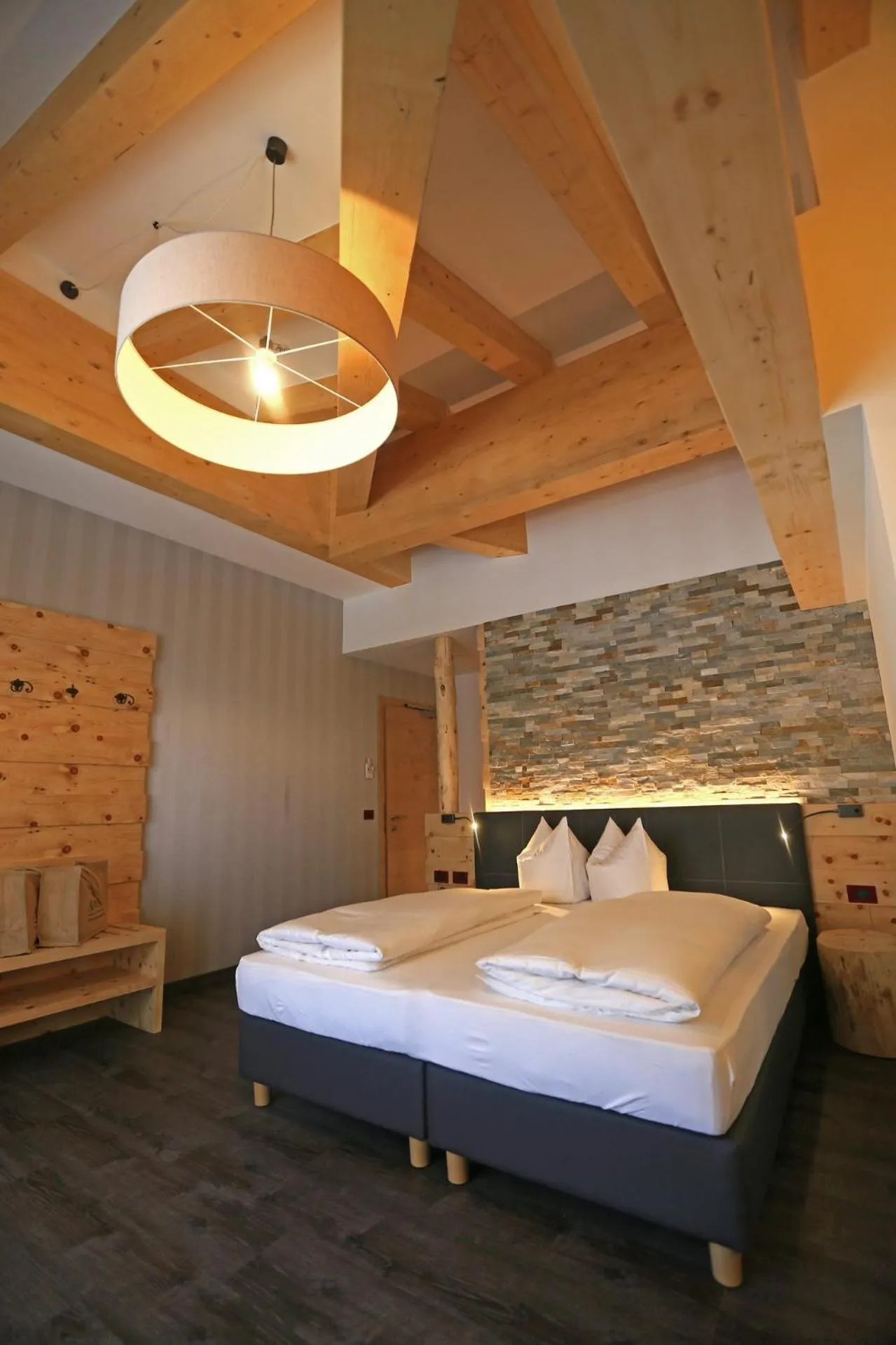 Bathroom, Bed in Hotel Astoria