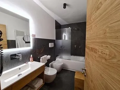 Bathroom, Bed in Hotel Astoria
