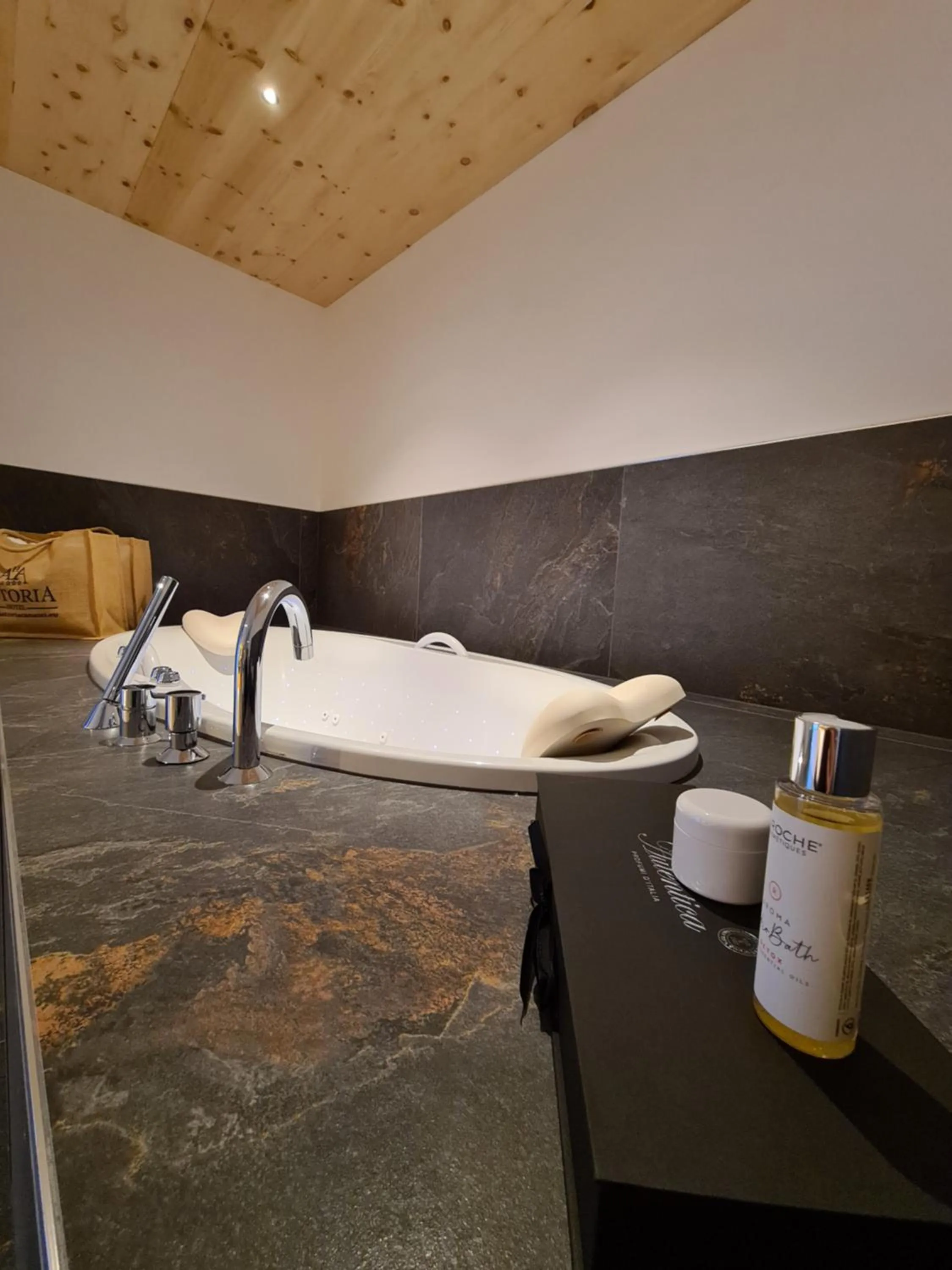 Hot Tub in Hotel Astoria