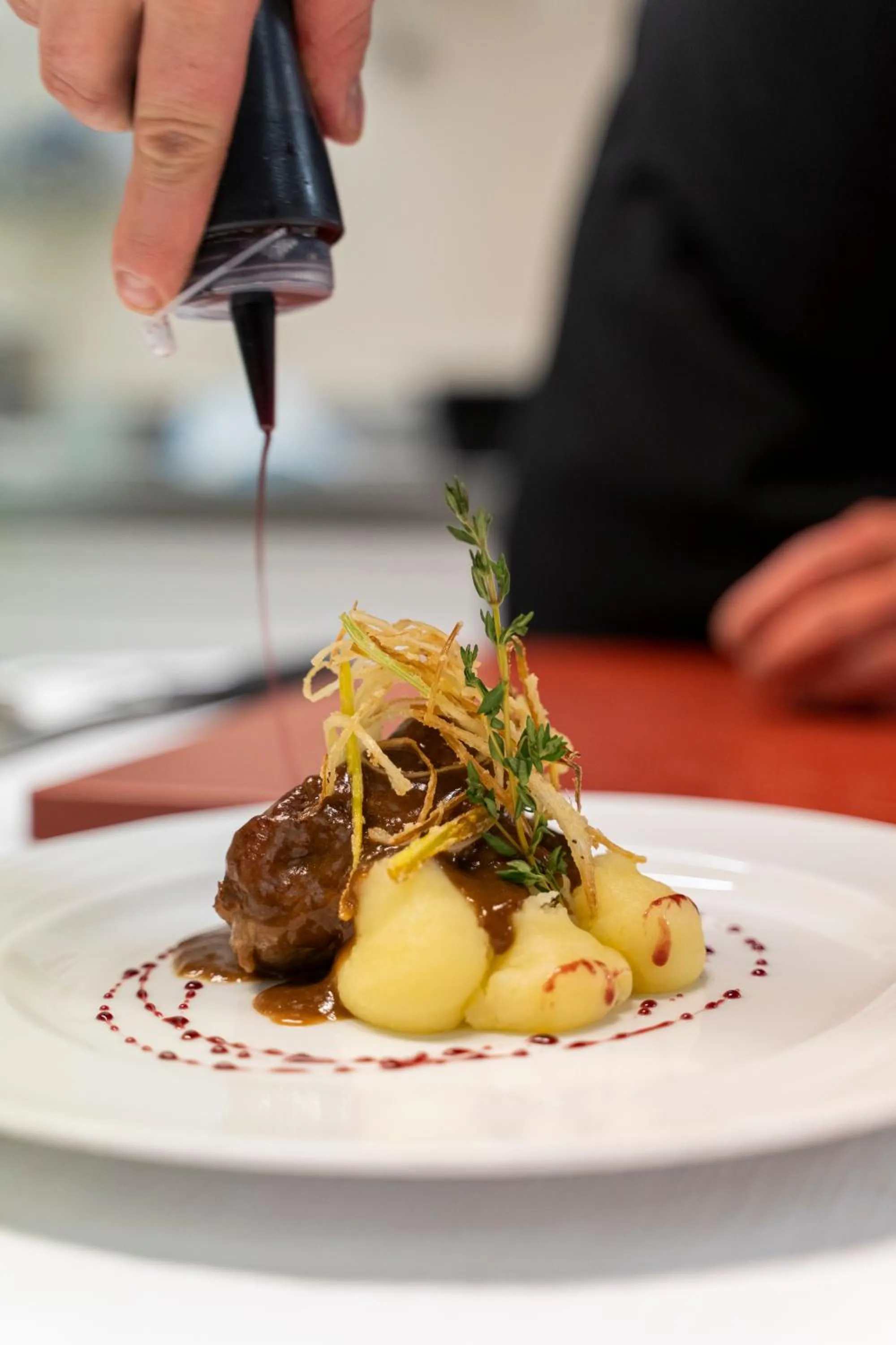 Restaurant/places to eat in Hotel Astoria