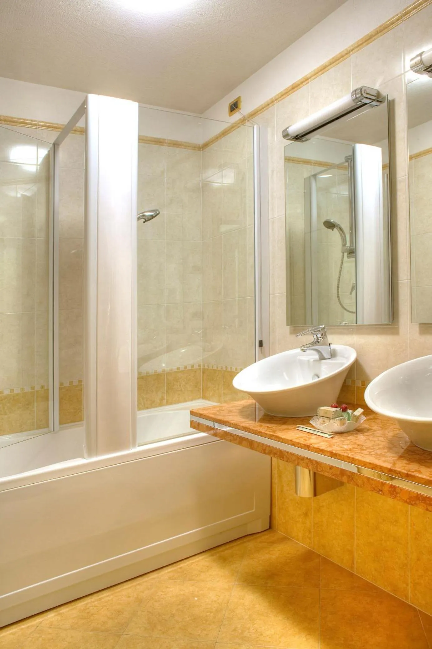 Shower in Hotel Astoria