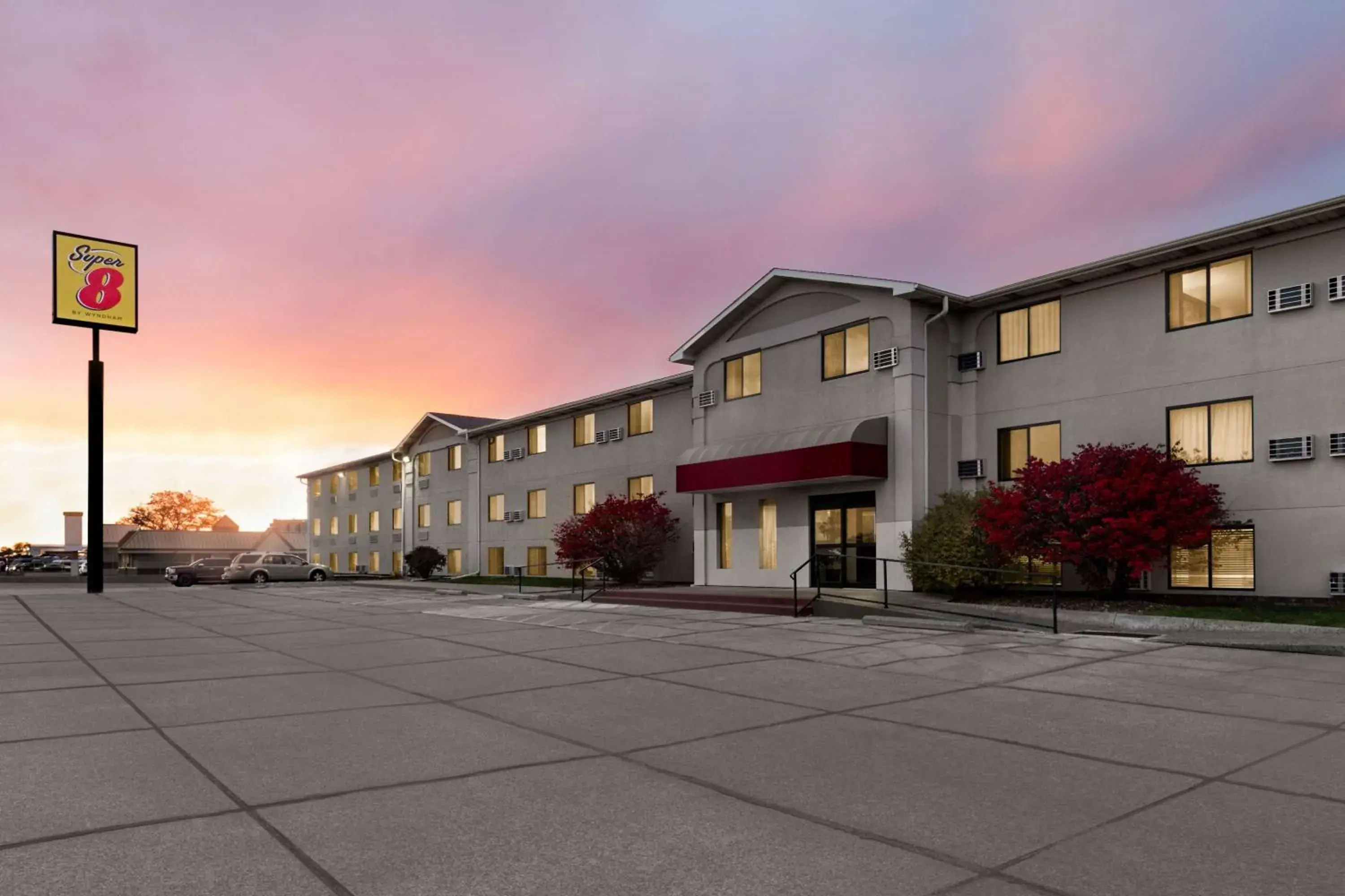 Property building in Super 8 by Wyndham Lincoln North Property building in Super 8 by Wyndham Lincoln North