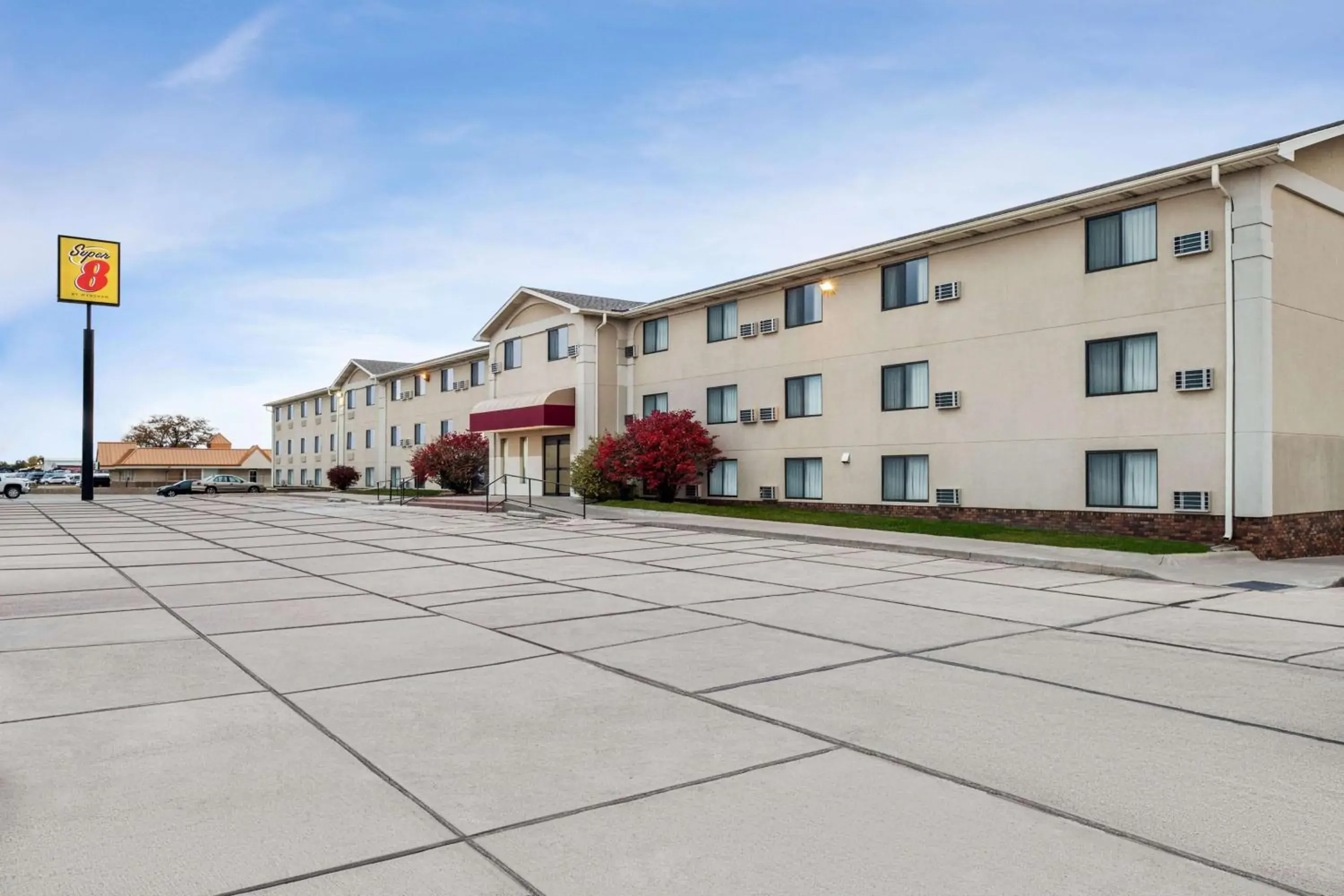 Property building in Super 8 by Wyndham Lincoln North Property building in Super 8 by Wyndham Lincoln North