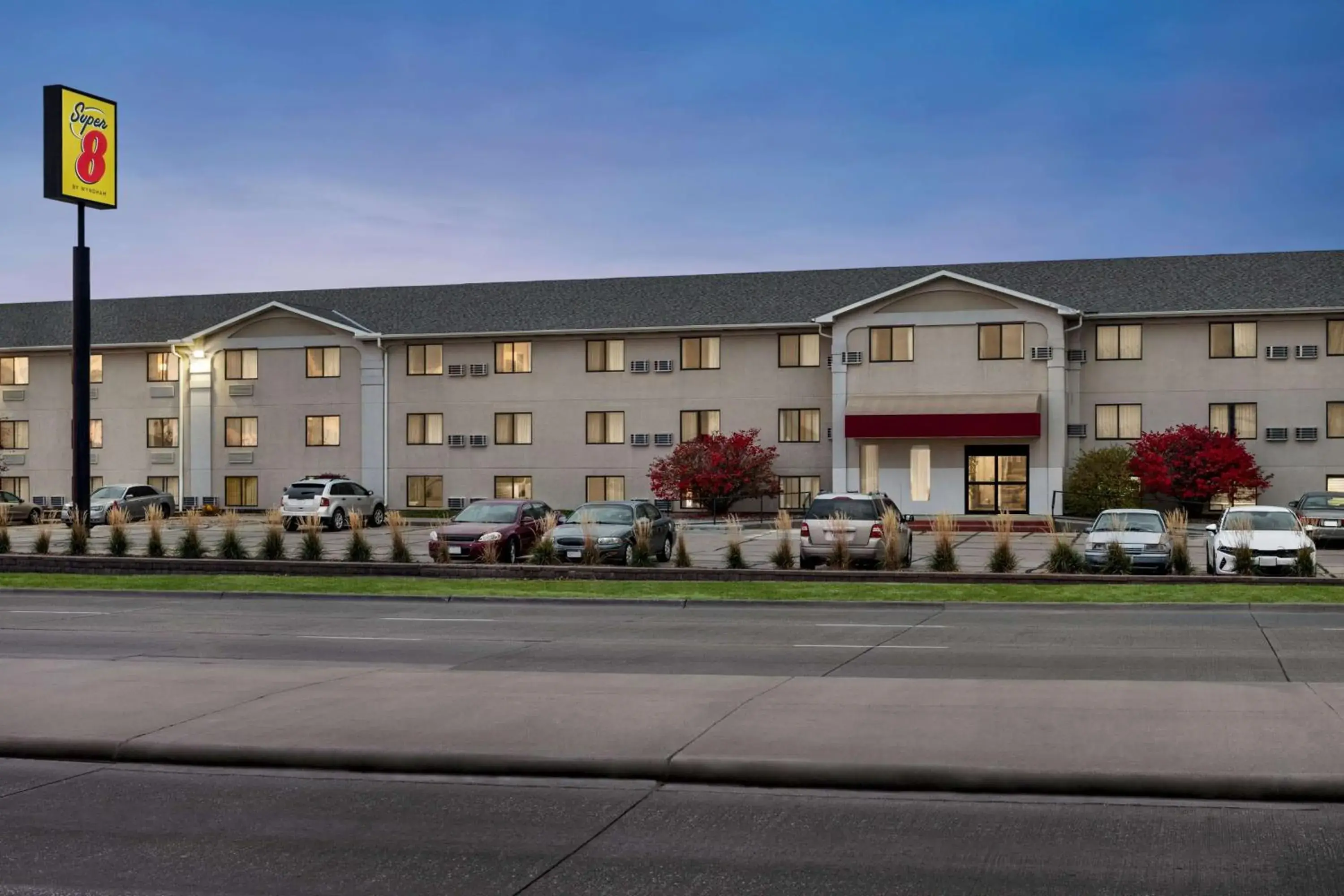 Property building in Super 8 by Wyndham Lincoln North Property building in Super 8 by Wyndham Lincoln North