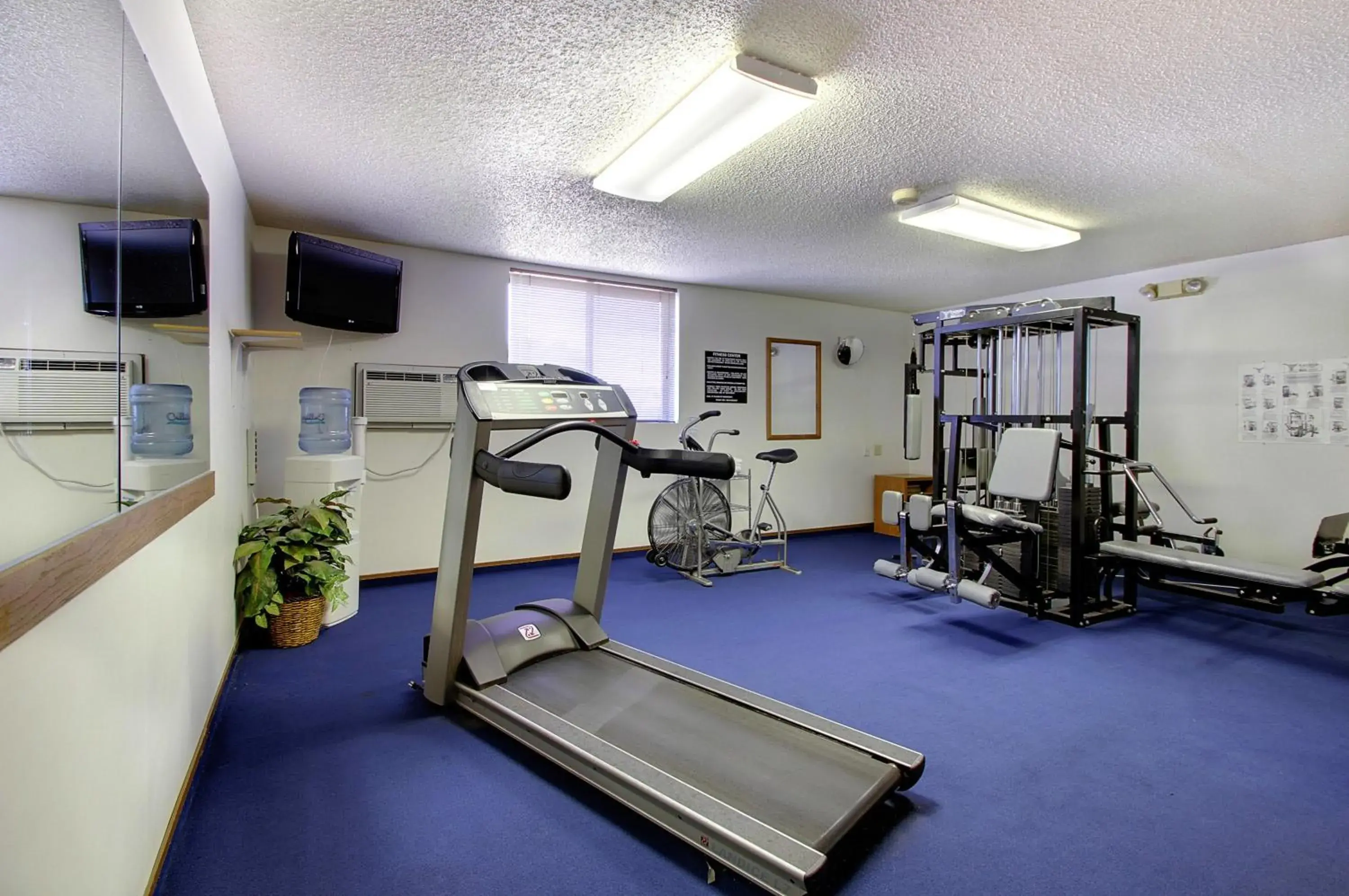 Fitness centre/facilities in Super 8 by Wyndham Lincoln North Fitness centre/facilities in Super 8 by Wyndham Lincoln North