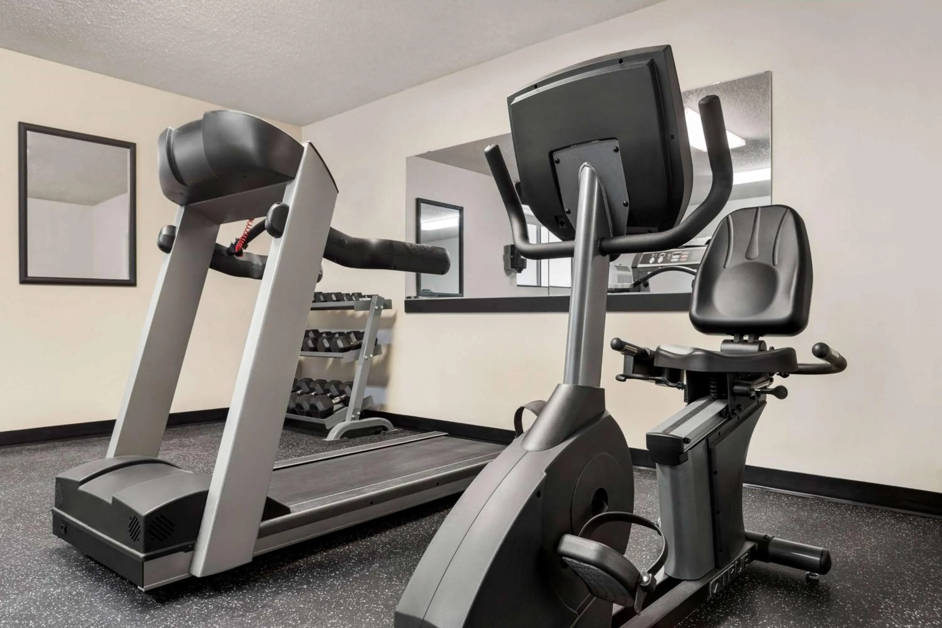 Fitness centre/facilities in Super 8 by Wyndham Lincoln North