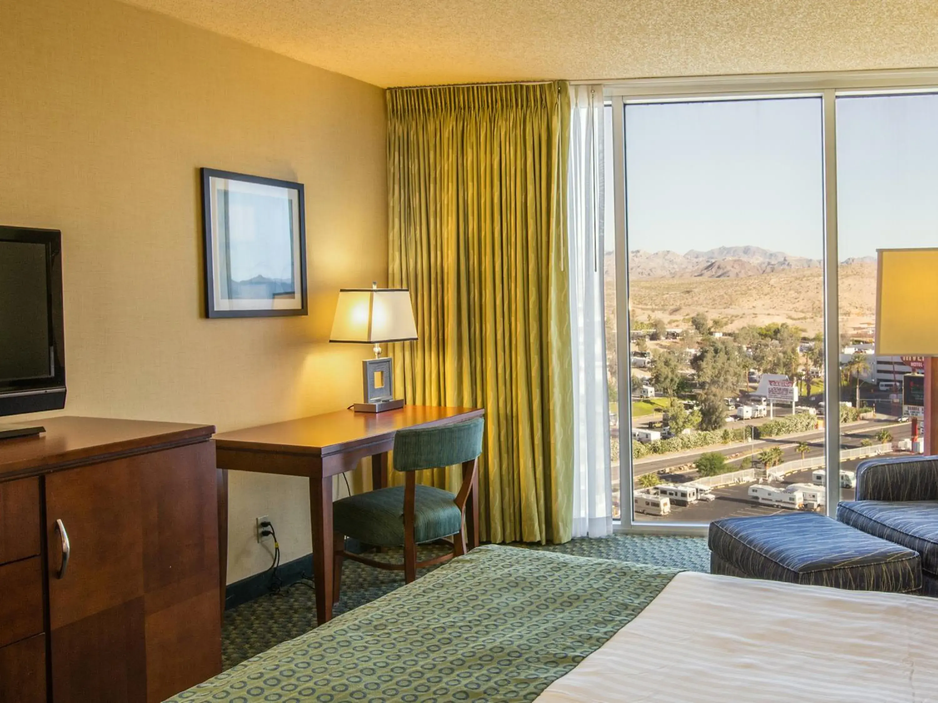 Mountain view, Bed in Aquarius Casino Resort Mountain view, Bed in Aquarius Casino Resort