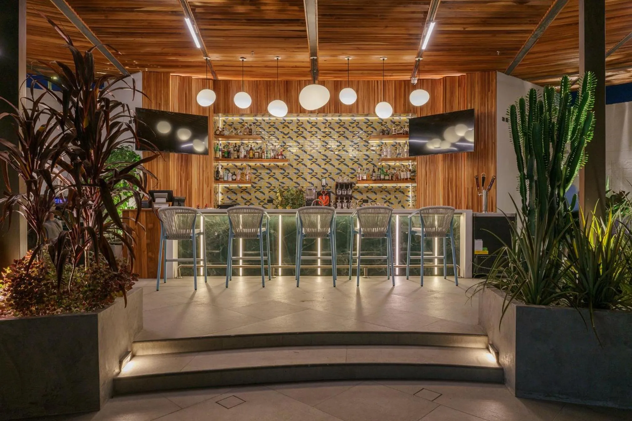 Lounge or bar in InterContinental Real San Pedro Sula by IHG