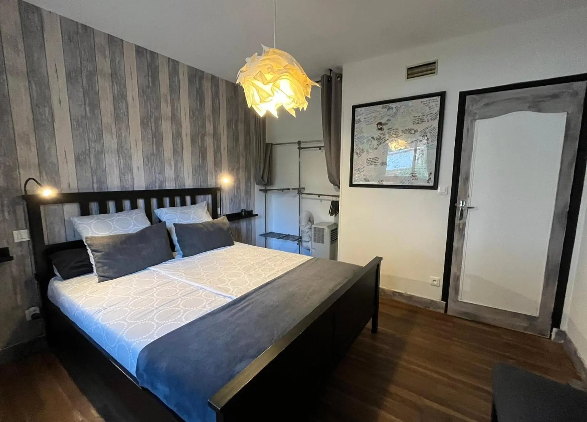 Photo of the whole room, Bed in Chez Flo et Marc