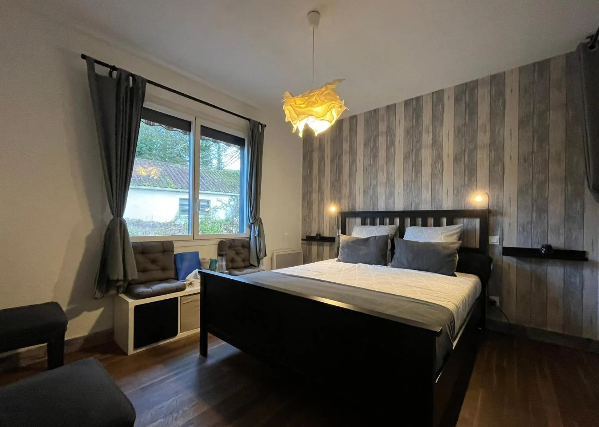 Photo of the whole room, Bed in Chez Flo et Marc